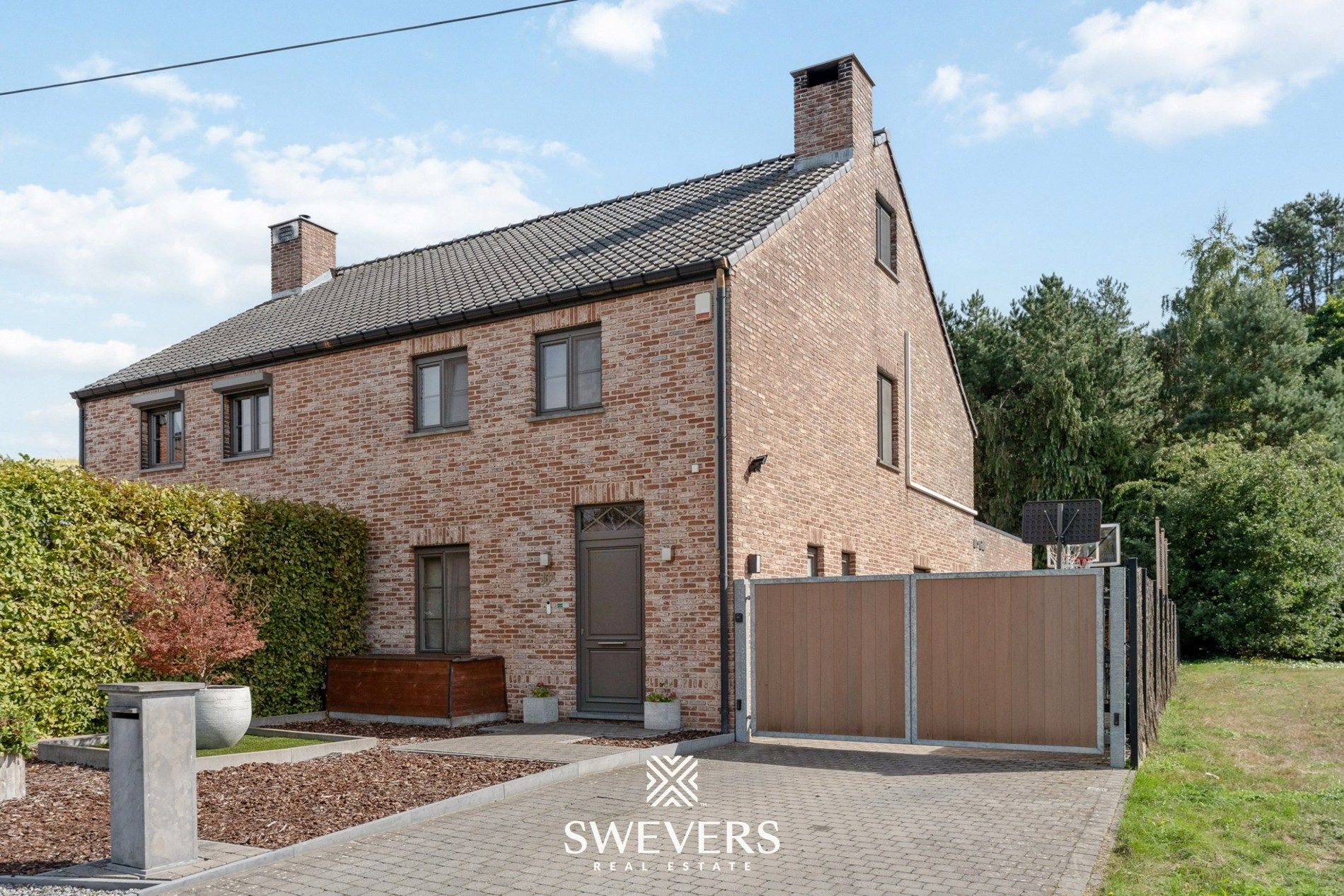 HOB met 3 slaapkamers, bureau en zwembad   foto {{pictureIndex}}