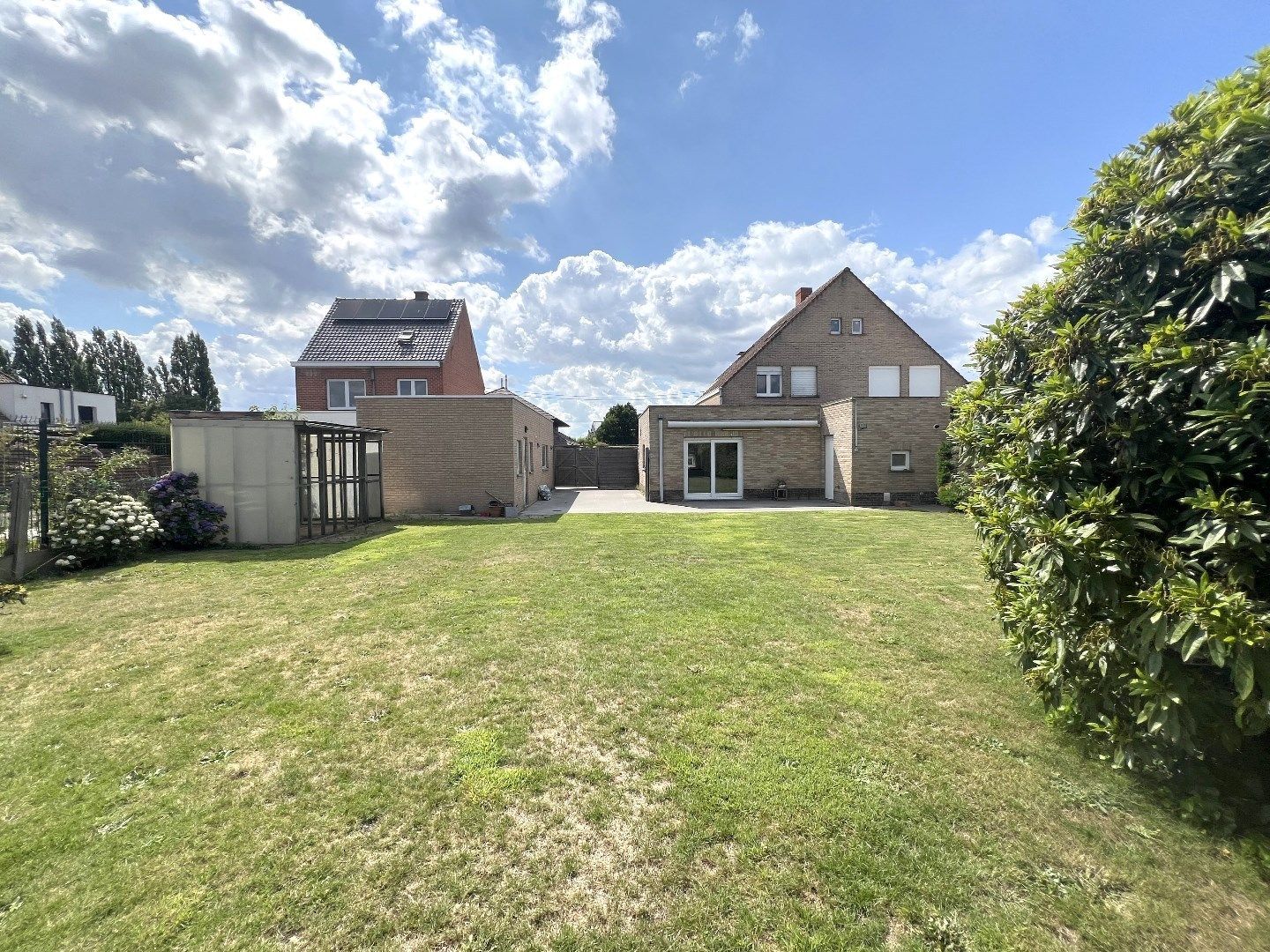 Halfopen bebouwing met 3 slaapkamers, tuin en garage te koop in doodlopende straat te Wevelgem foto 2