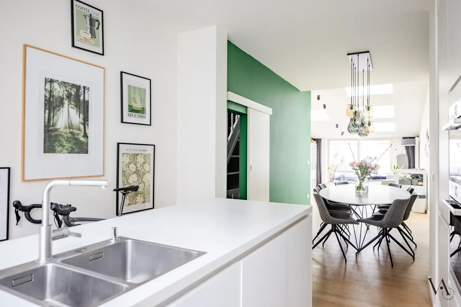 Volledig gerenoveerde woning met koer en dakterras in rustig straatje in Leuven foto 2