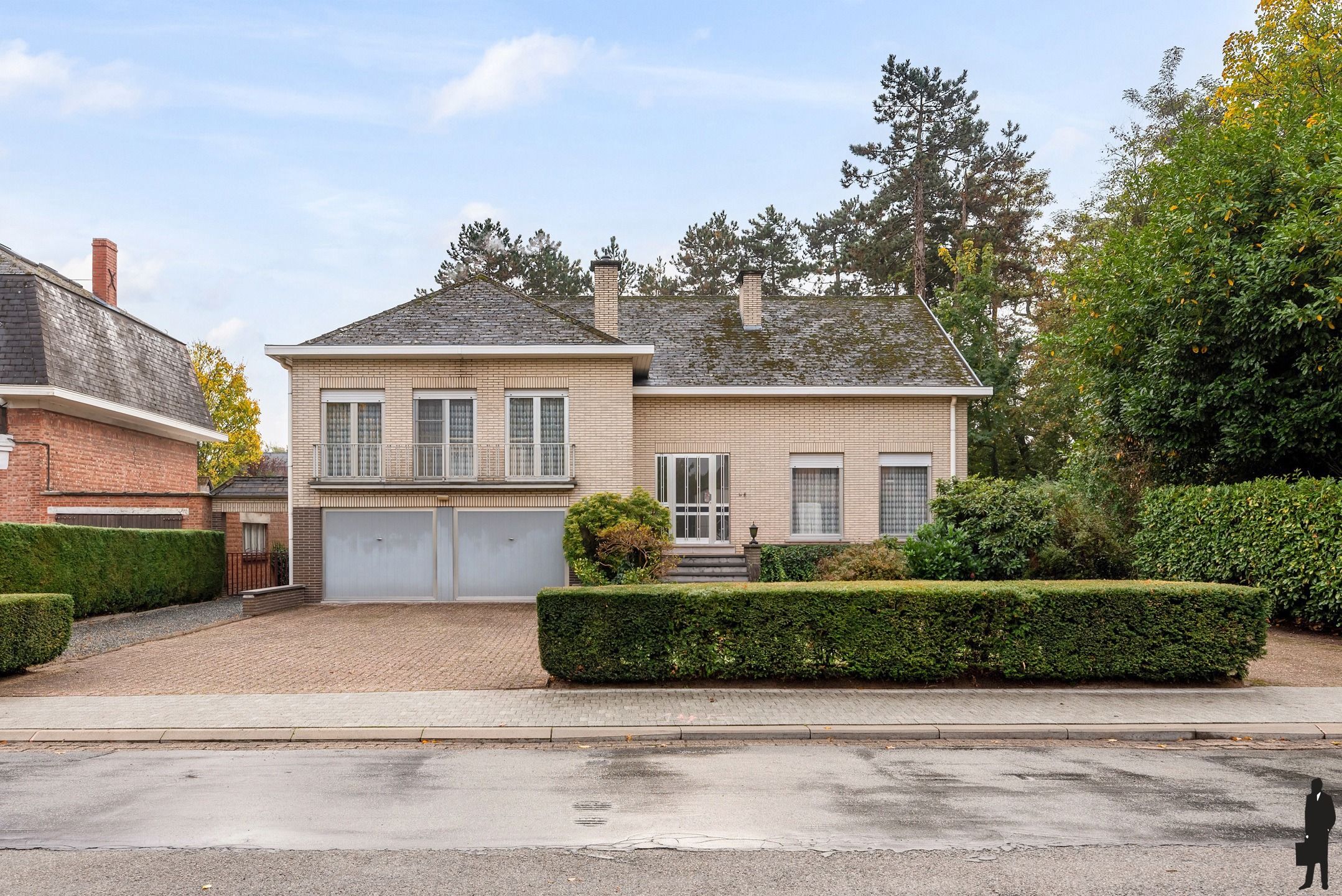 Hoofdfoto van de publicatie: Ruime en rustig gelegen villa (341 m²) met 5 slk op een mooi perceel van 942 m².