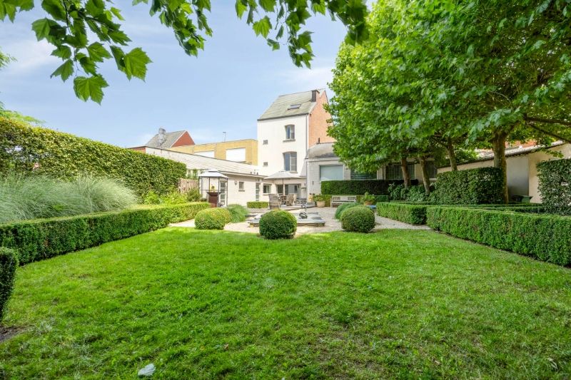 Karaktervolle woning met grote tuin en achteruitweg foto 6