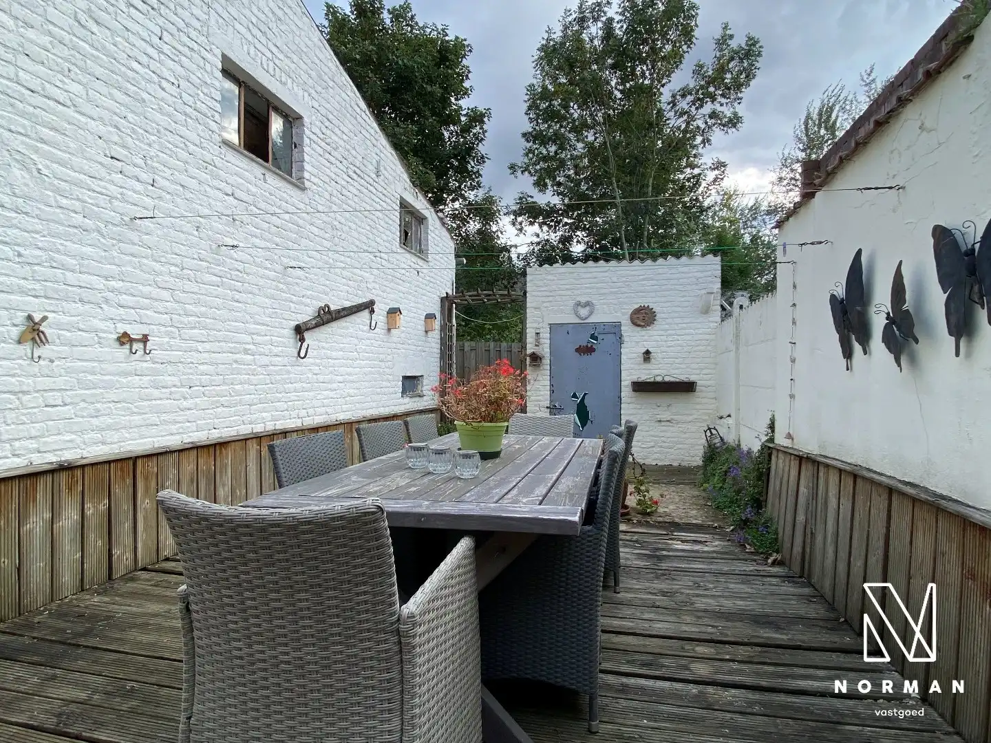 Halfopen woning met 3 slaapkamers, bijgebouw/atelier en grote voorkamer voor eventuele handelszaak foto 4