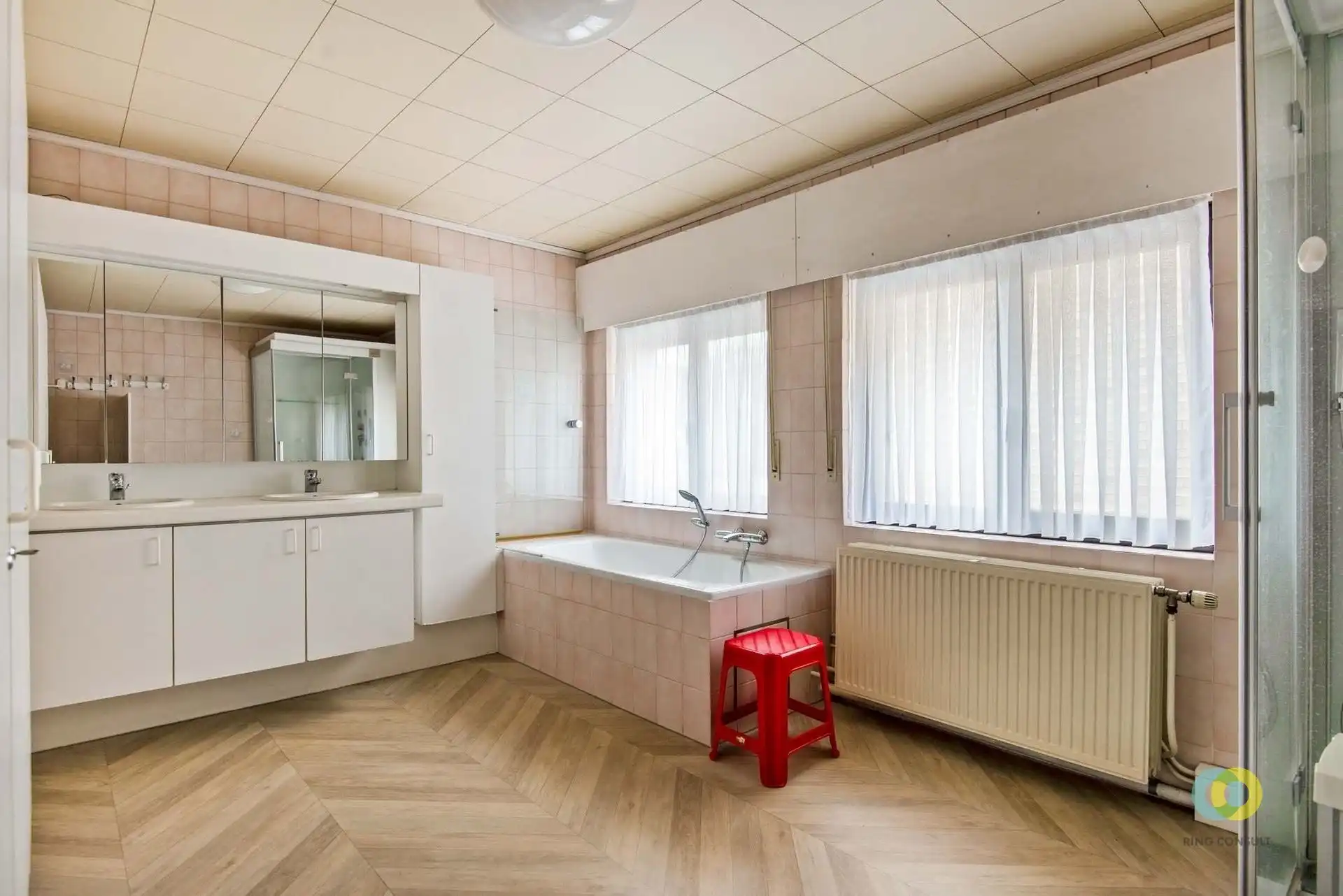 Ruime woning met praktijkruimte, garage en tuin foto 16