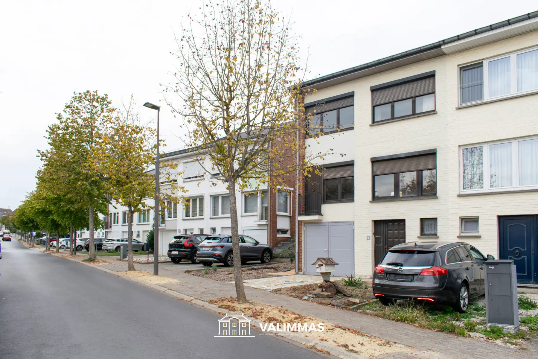Centrum: op te knappen driegevelwoning met garage en tuin... foto 3