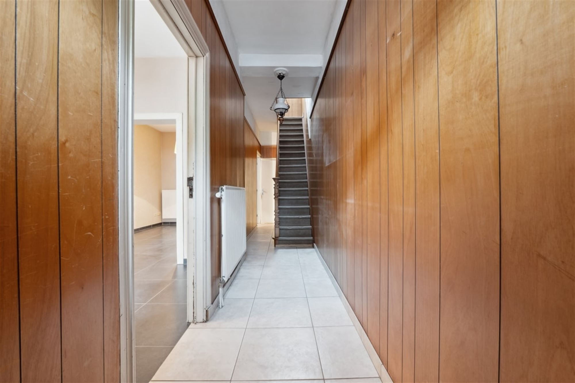 KNUSSE RIJWONING VLAKBIJ HET CENTRUM VAN LANDEN   foto 3