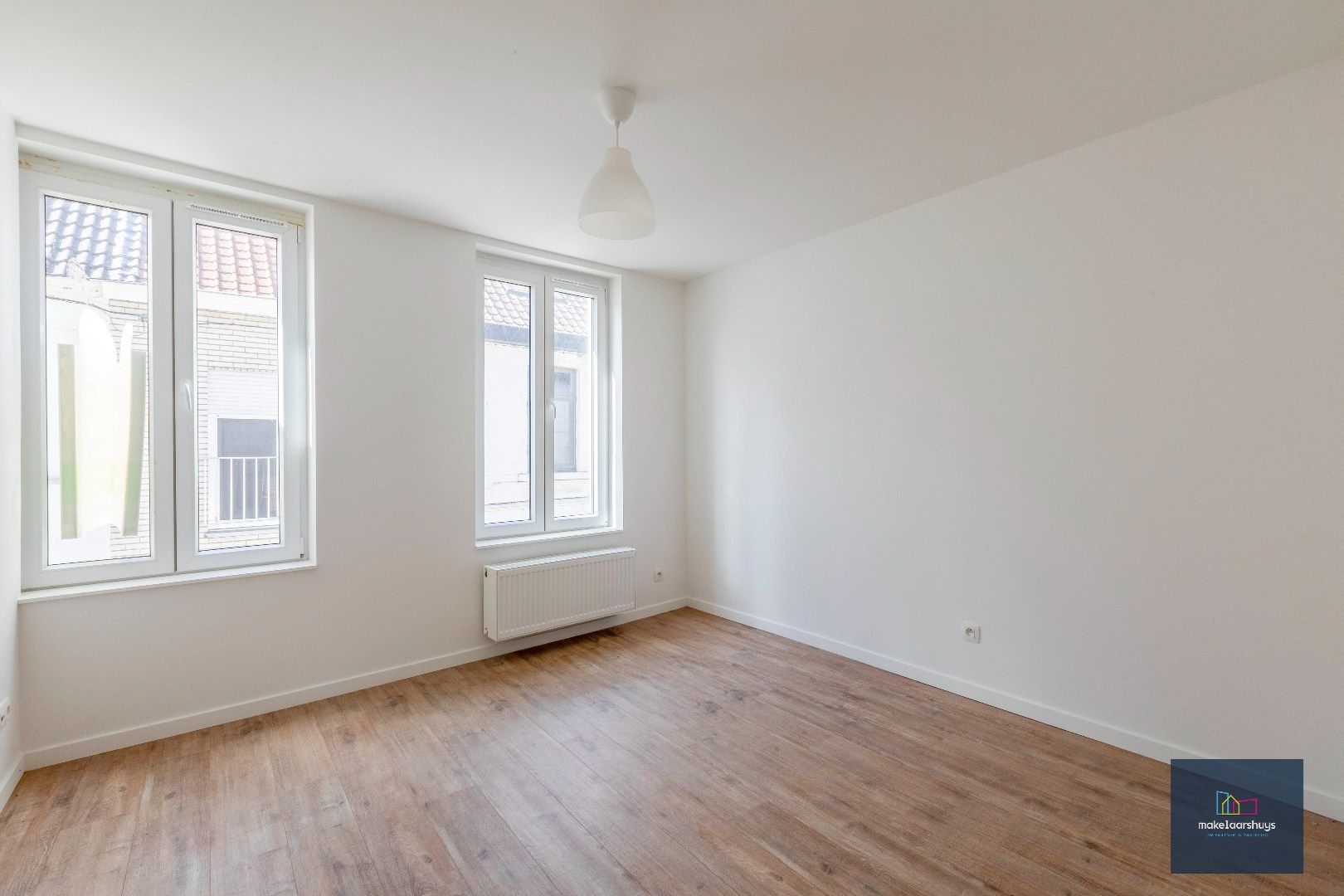 Instapklare gerenoveerde woning in rij met terras, tuin en garagebox foto 12