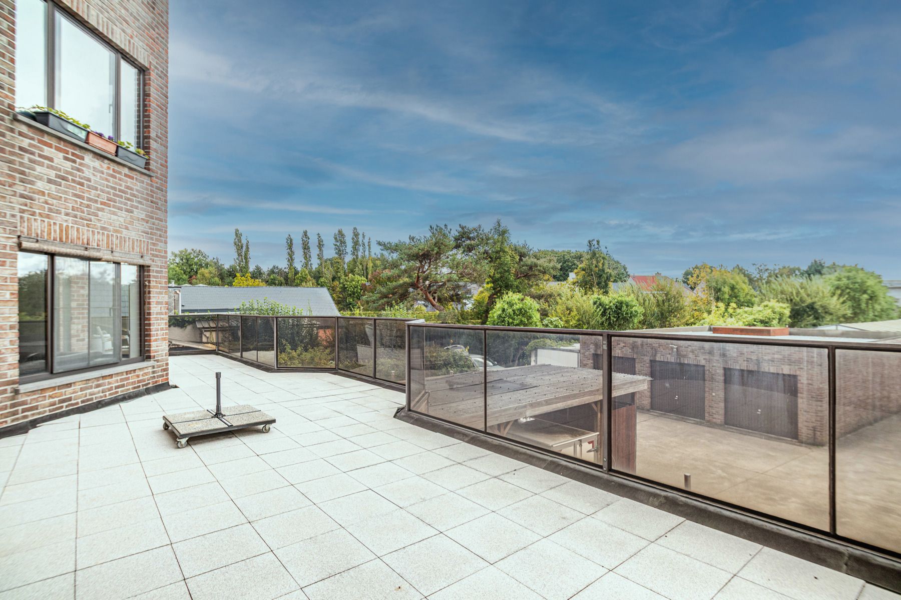 Ruim appartement met 2 slaapkamers, zonnig terras en garage foto 4