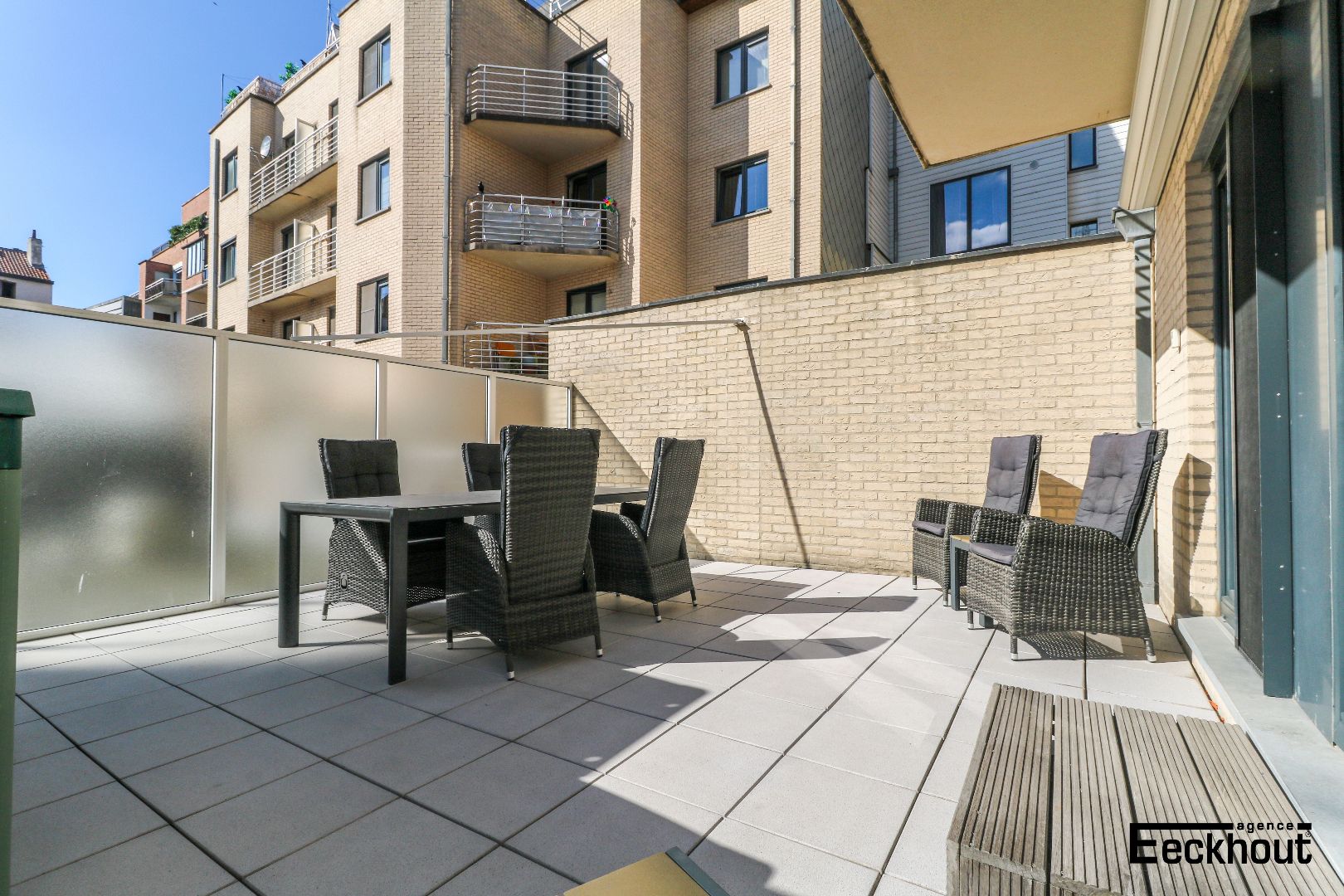 Instapklaar 2-slaapkamer appartement met groot zonneterras te Oostende! foto 14