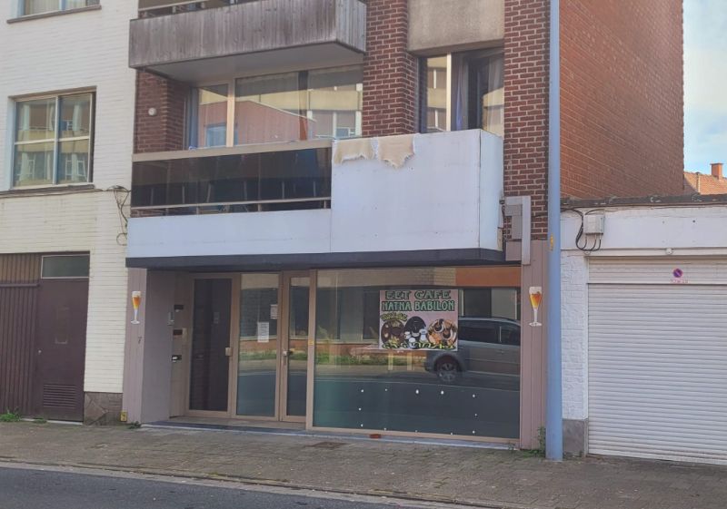 Roeselare-stadskern. Verhuurde handelsruimte met toiletten, keuken en berging van +/- 120m². Deze buurt krijgt een flinke update. Ideaal als opbrengst of eigen uitbating. Vaste huurinkomsten! foto {{pictureIndex}}