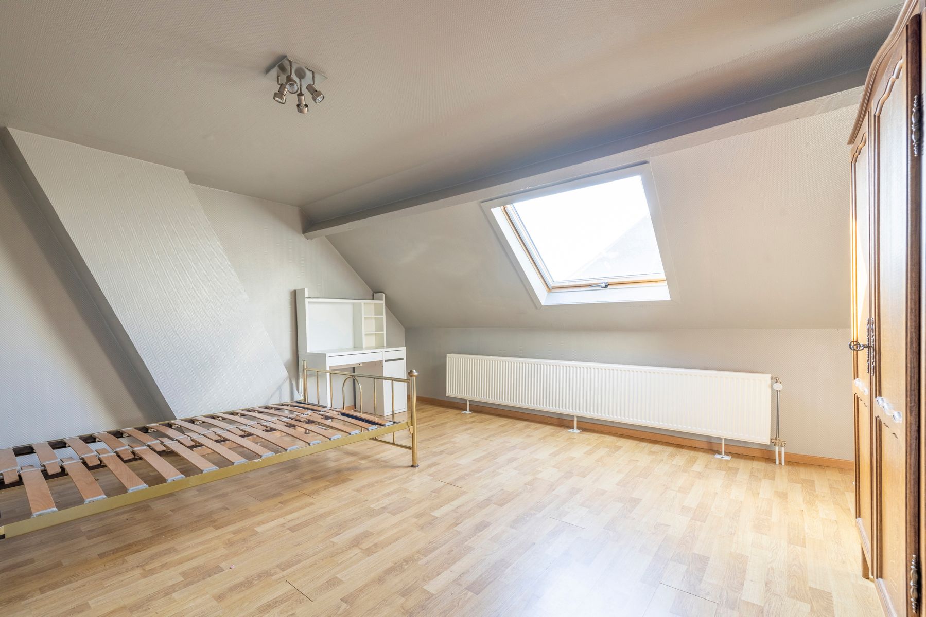 Op te frissen woning 4 slaapkamers en koer te koop! foto 8