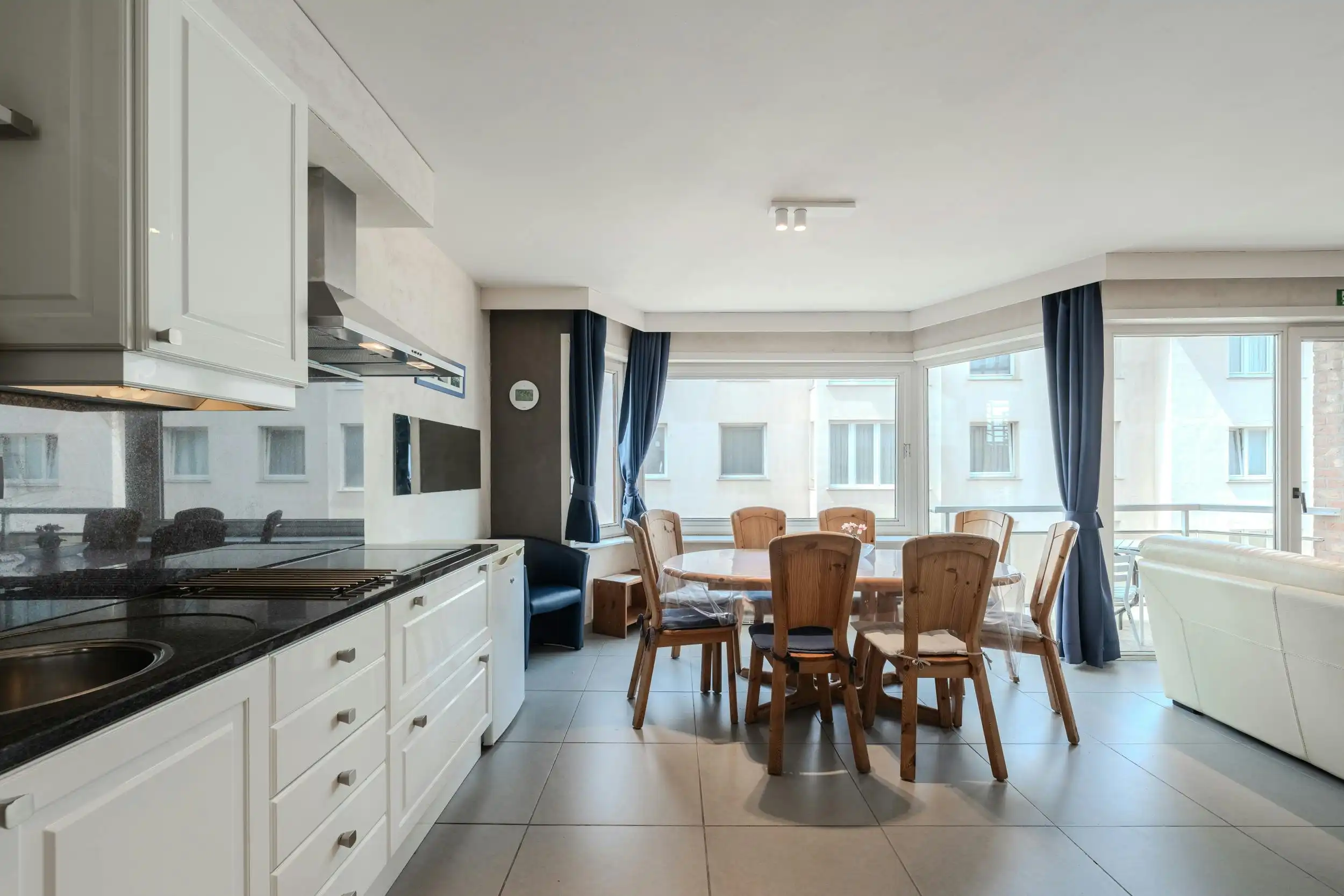 Instapklaar 2 slaapkamer appartement met zijdelings zeezicht foto 9