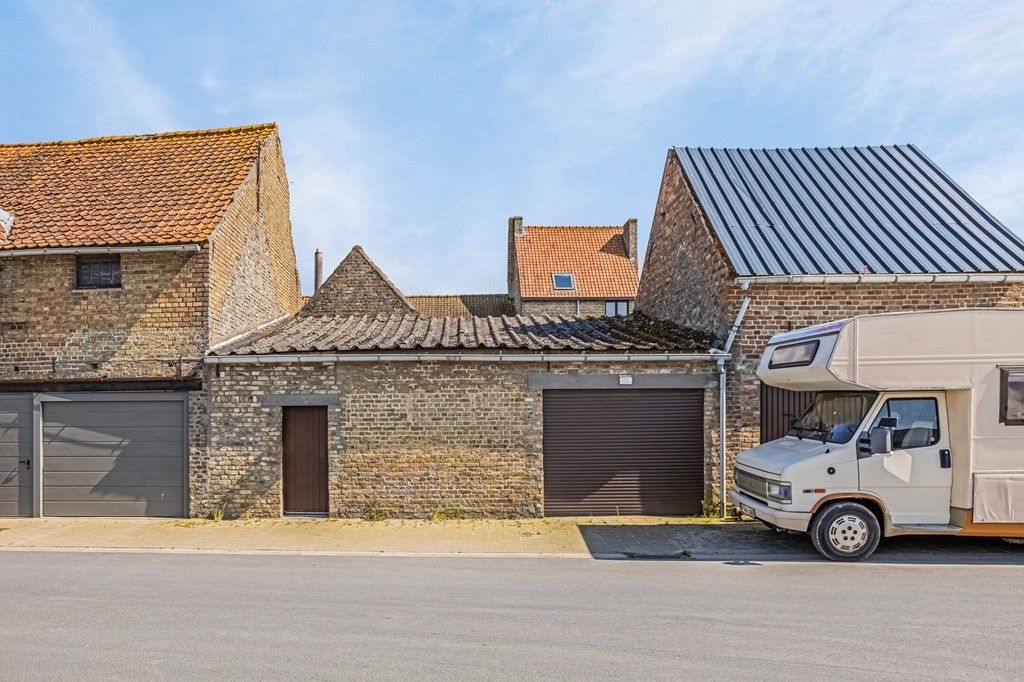 ALVERINGEM: Centraal gelegen maar wel op te smukken (rij)woning met dubbele garage die uitweg biedt achteraan, met 3 à 4 slpks en tuin op 288m² totale grondopp. foto 27