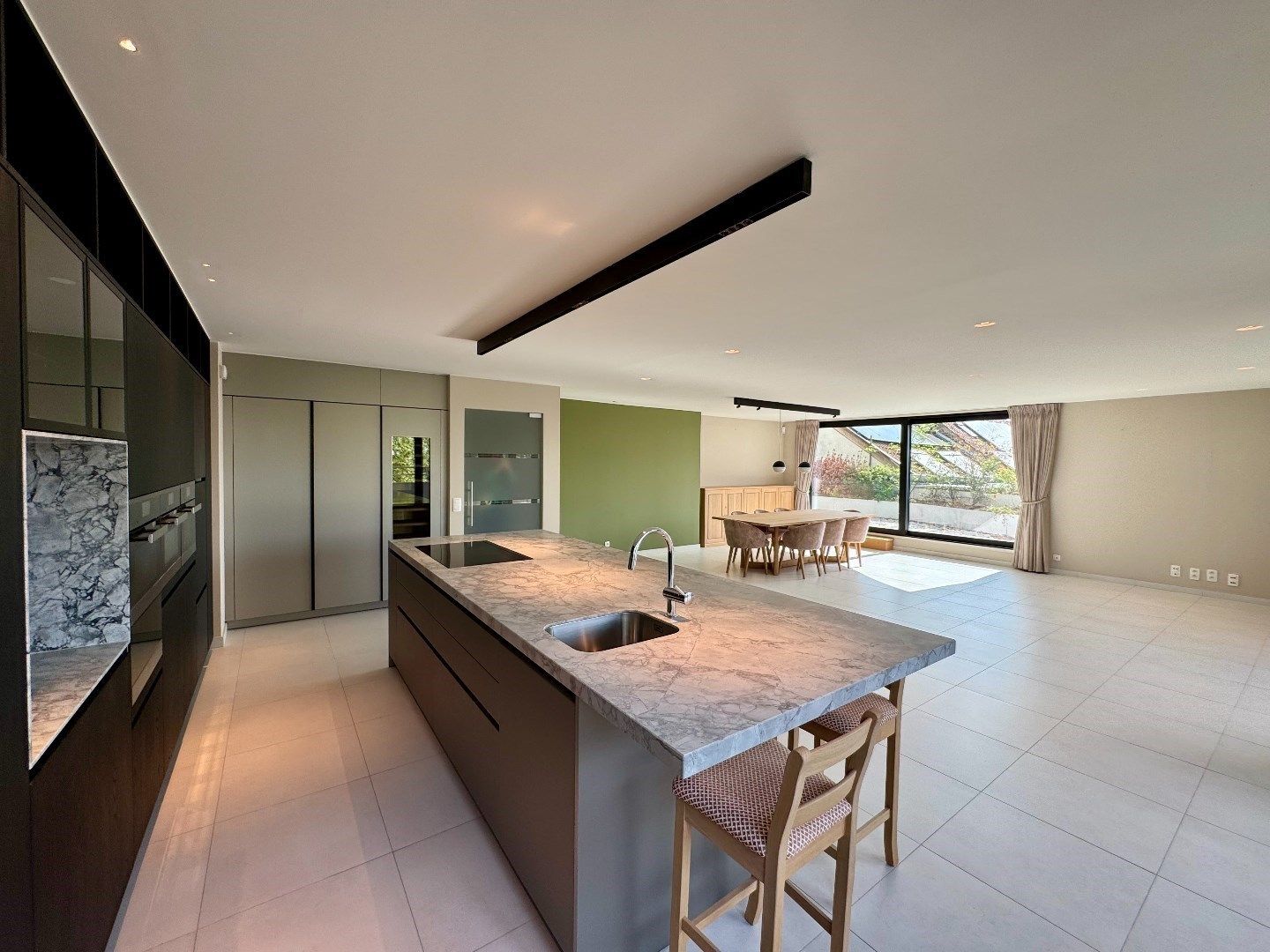 Luxueus appartement met panoramisch uitzicht in residentie Greentower foto 4