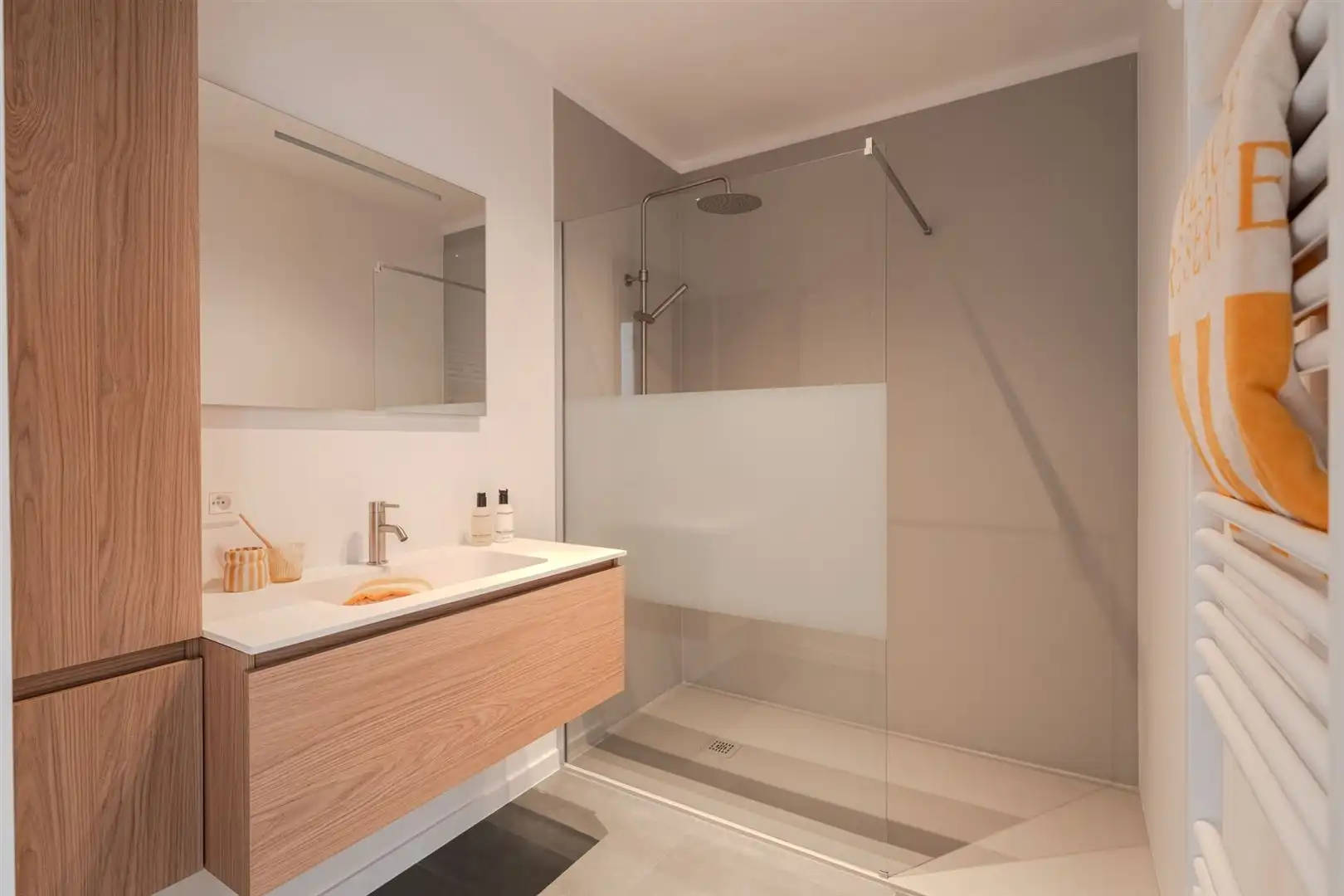 Modern ingericht één slaapkamer appartement foto 24