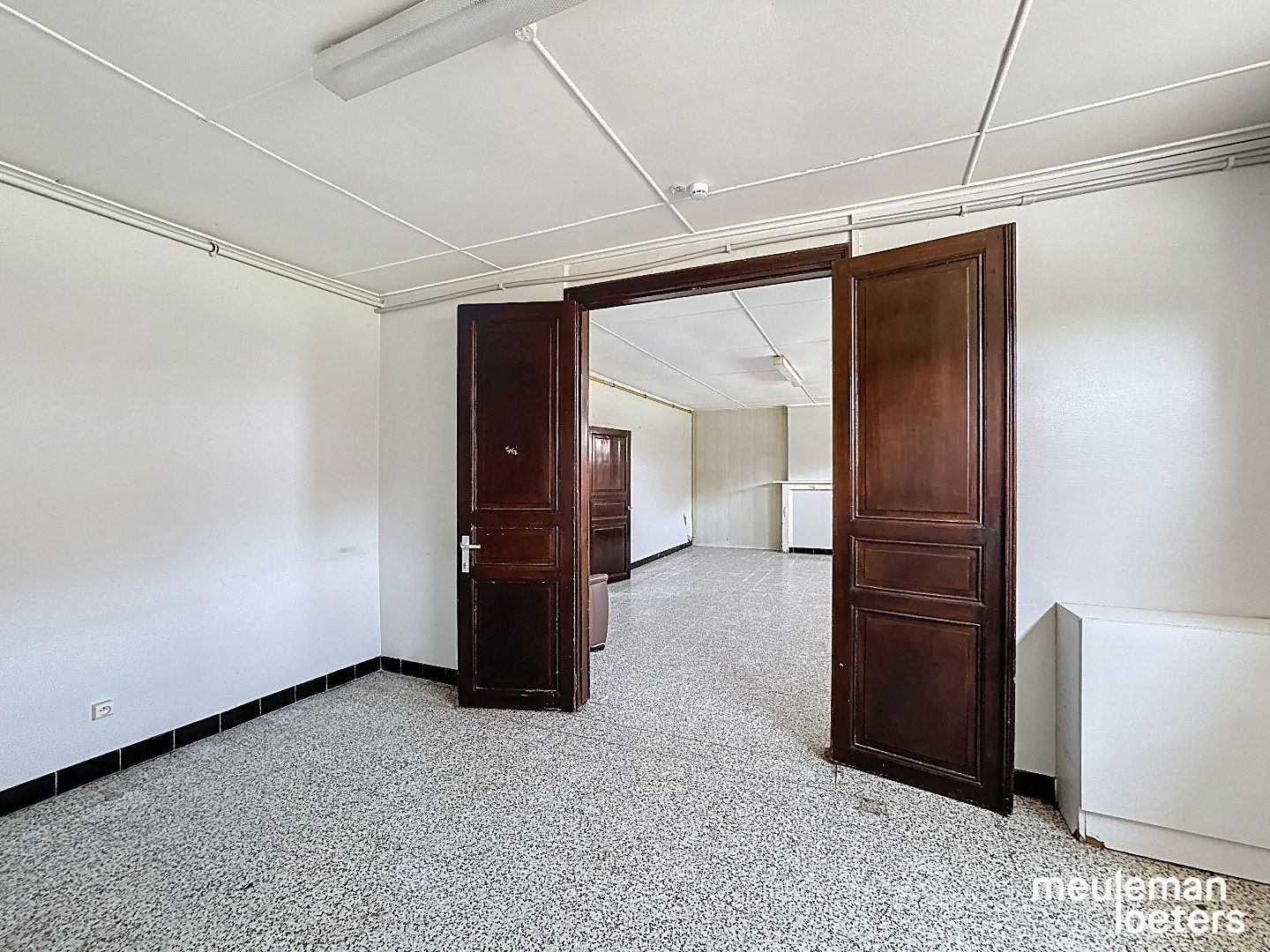 Te renoveren halfopen woning met garage foto 5