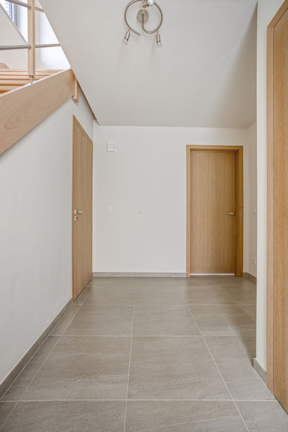 BEN woning met 4 slaapkamers, 2 badkamers, tuin & kelder foto 2