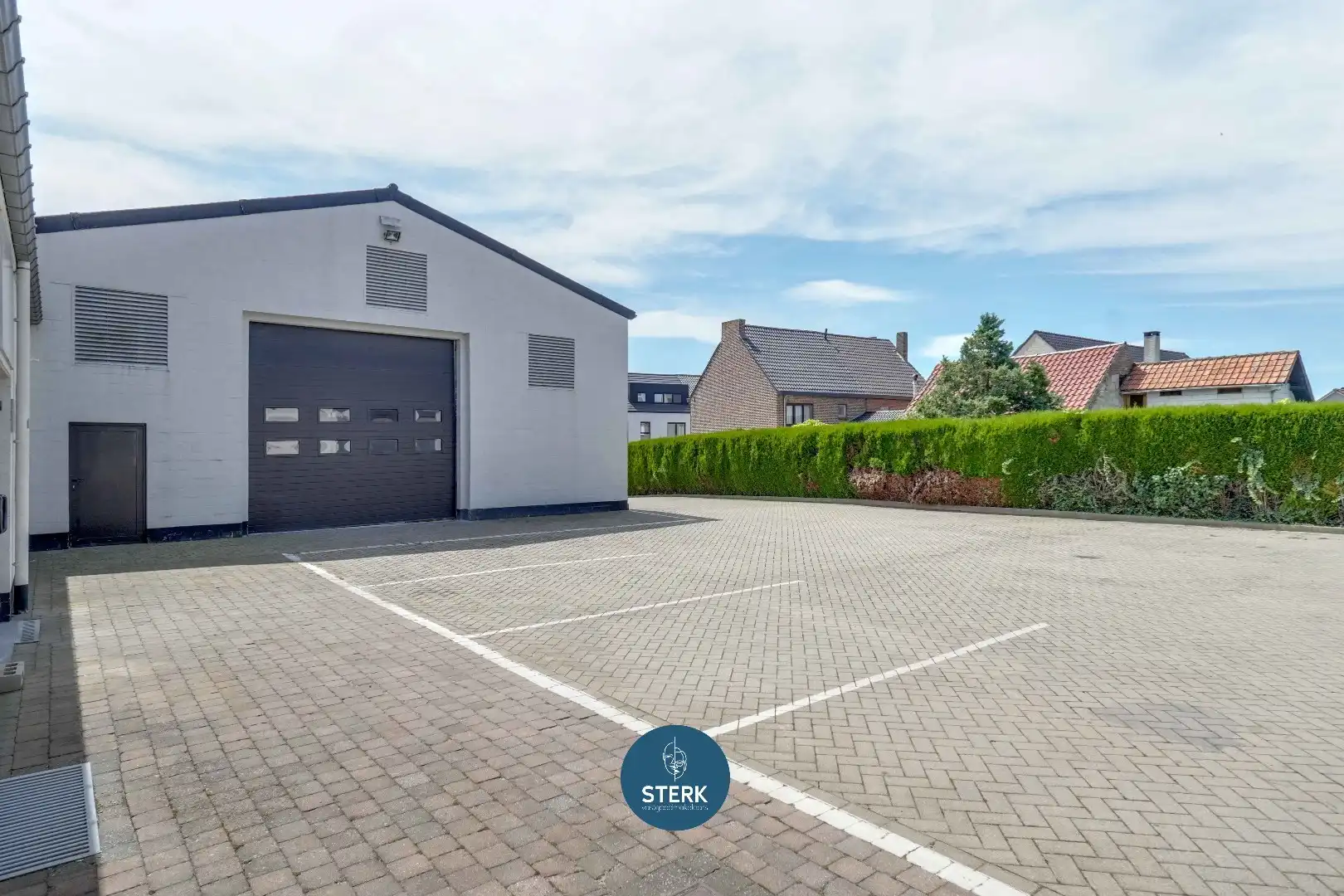 TE RENOVEREN HOEVE MET UITZONDERLIJKE BIJGEBOUWEN OP EEN RUIM PERCEEL !  foto 22