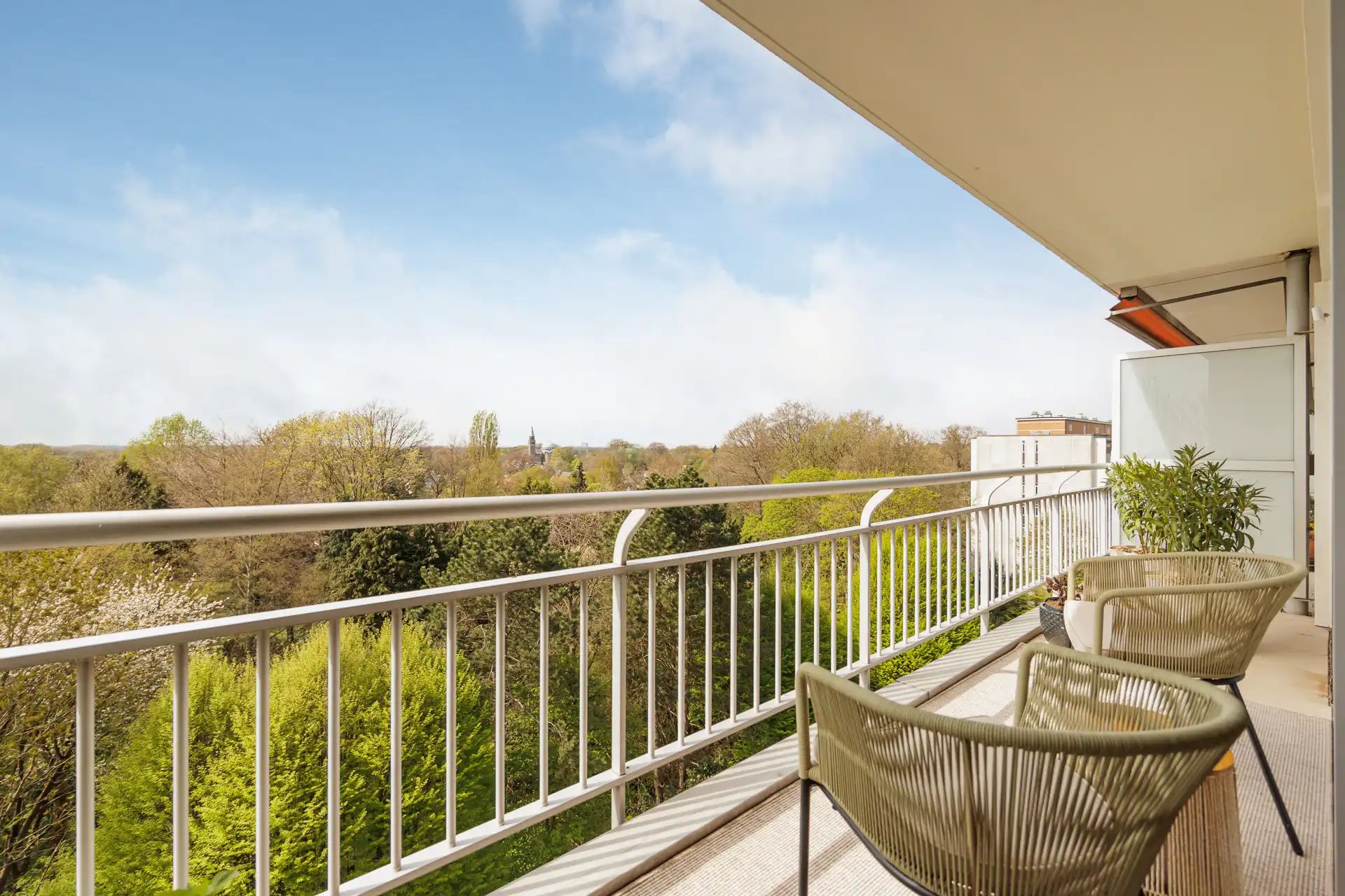 Lichtrijk en luxueus gerenoveerd met panoramisch groenzicht foto 7