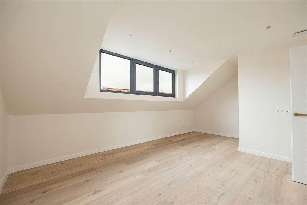 Nieuwbouwwoning met 6 slpk en grote tuin! foto 17