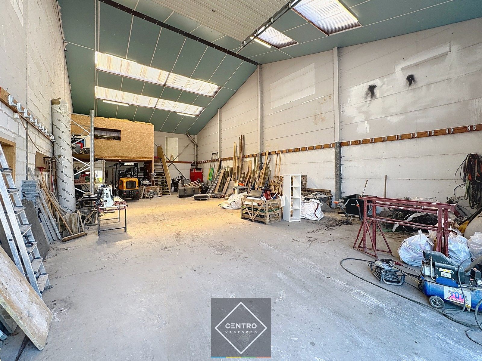 Magazijn (200m2)  met bureem + buitenterrein (circa 250m2)! foto 3