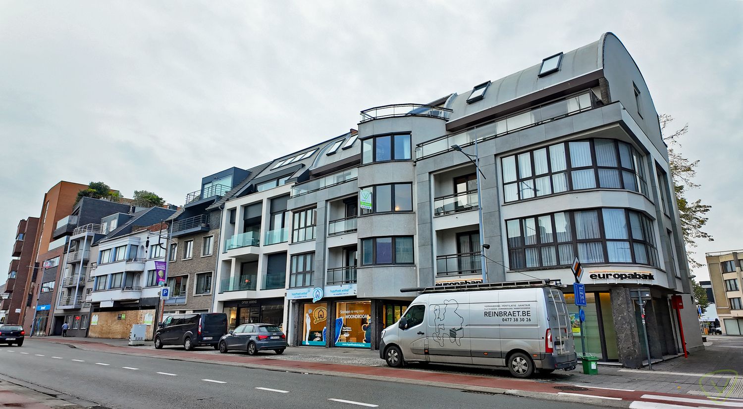 Lichtrijk appartement met terras in de Boelare te Eeklo! foto {{pictureIndex}}