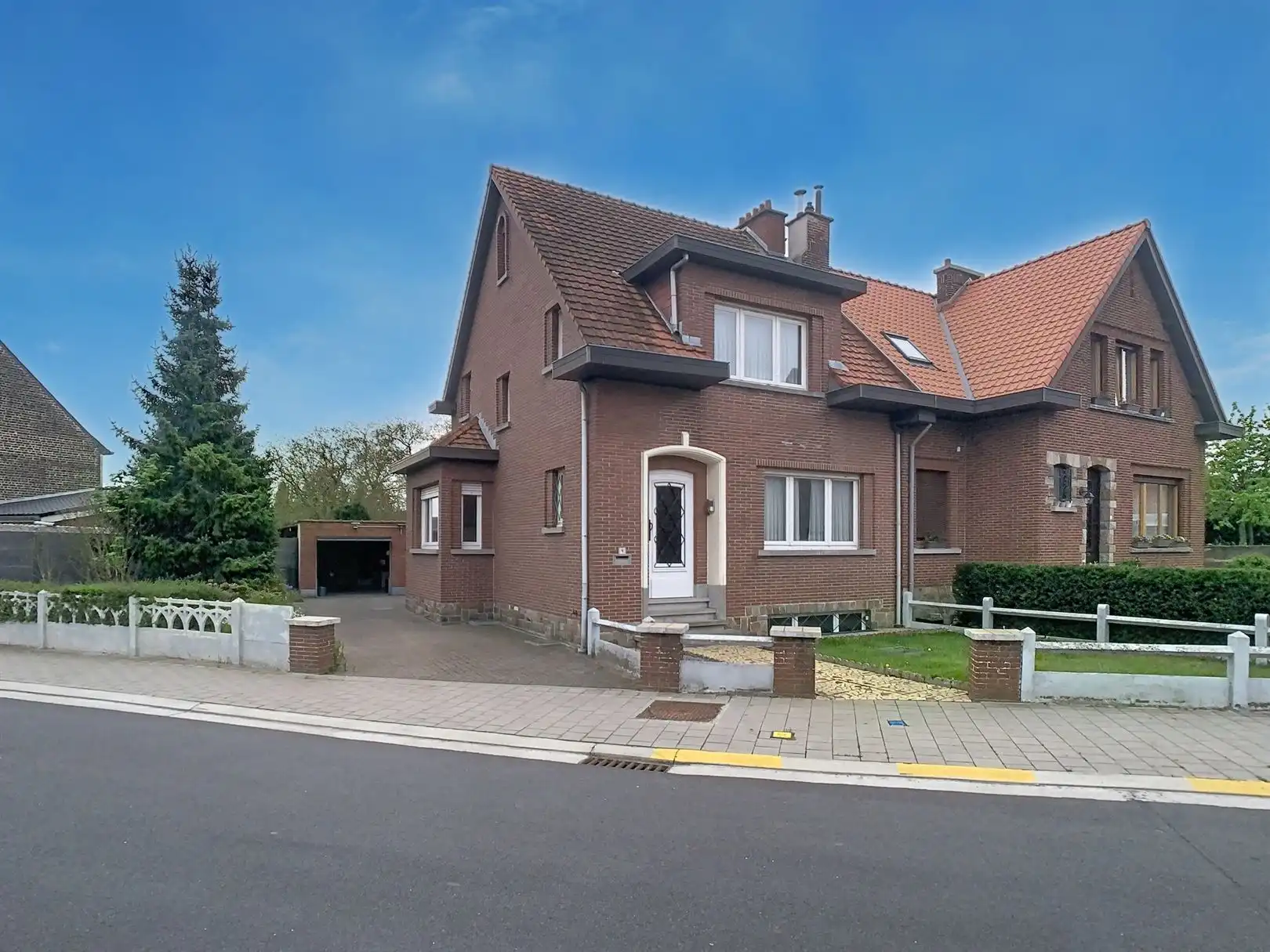 Hoofdfoto van de publicatie: Mooi te renoveren 3-gevel woning!!