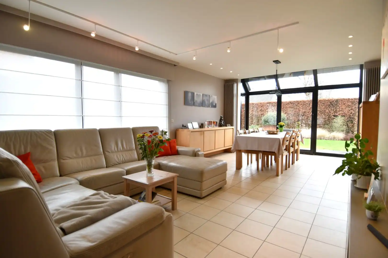 Alleenstaande woning met 4 slaapkamers en zonnige tuin te koop in residentiële buurt te Wevelgem foto 4