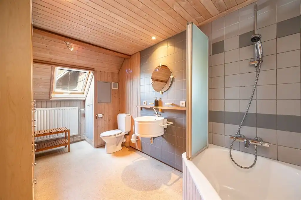 Ruime woning met dakterras en atelier foto 21