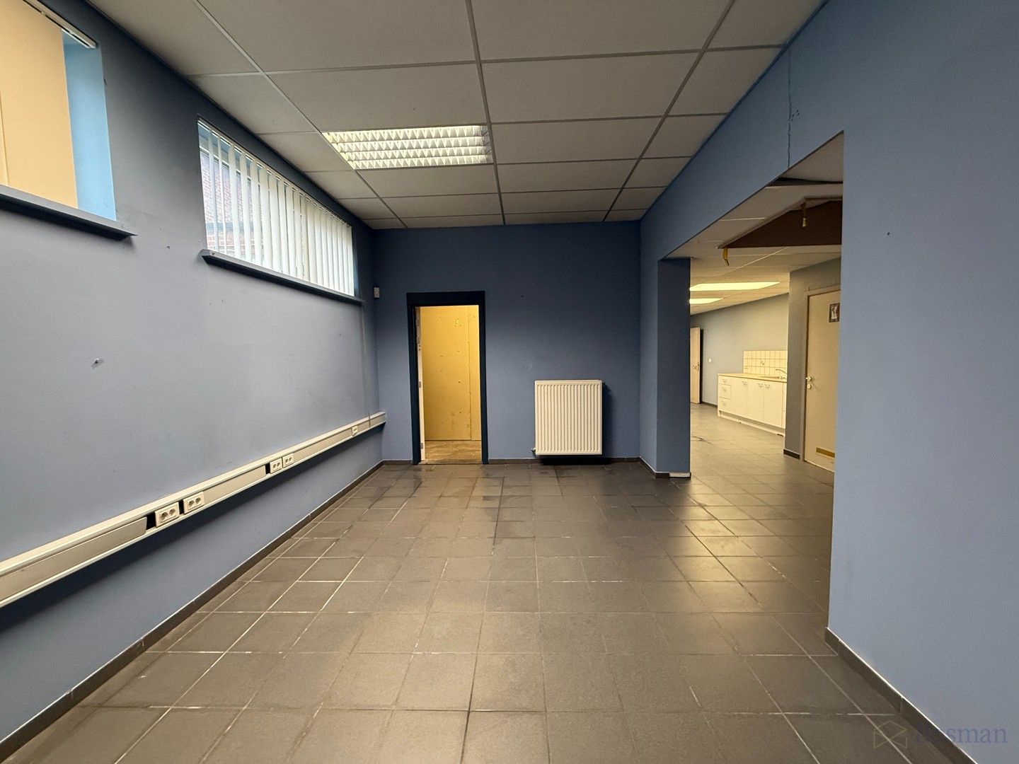 Bedrijfshal met bureauruimte (240m²) te huur in Tessenderlo foto 4