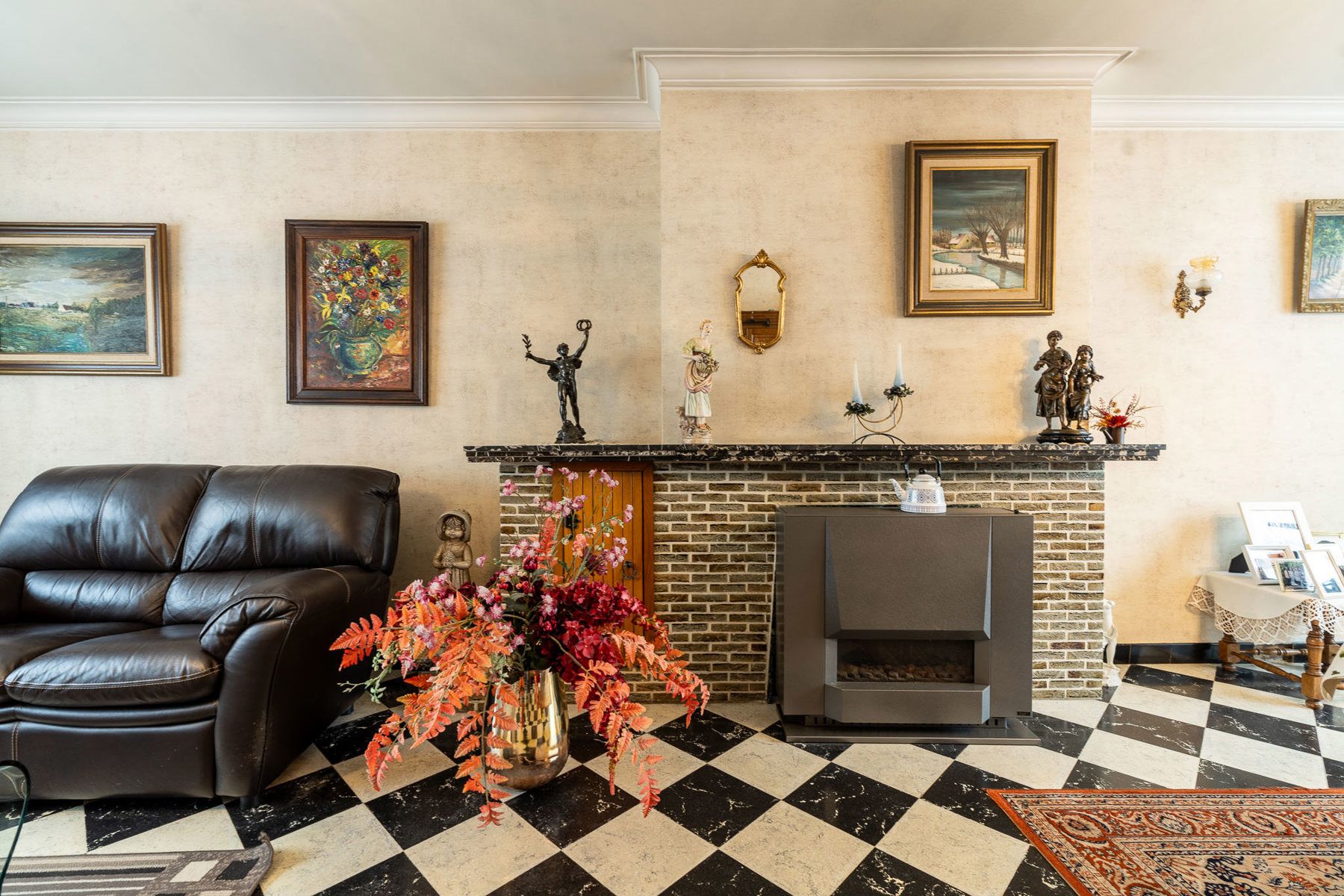 Halfopen gezinswoning met licht, structuur en potentieel foto 7