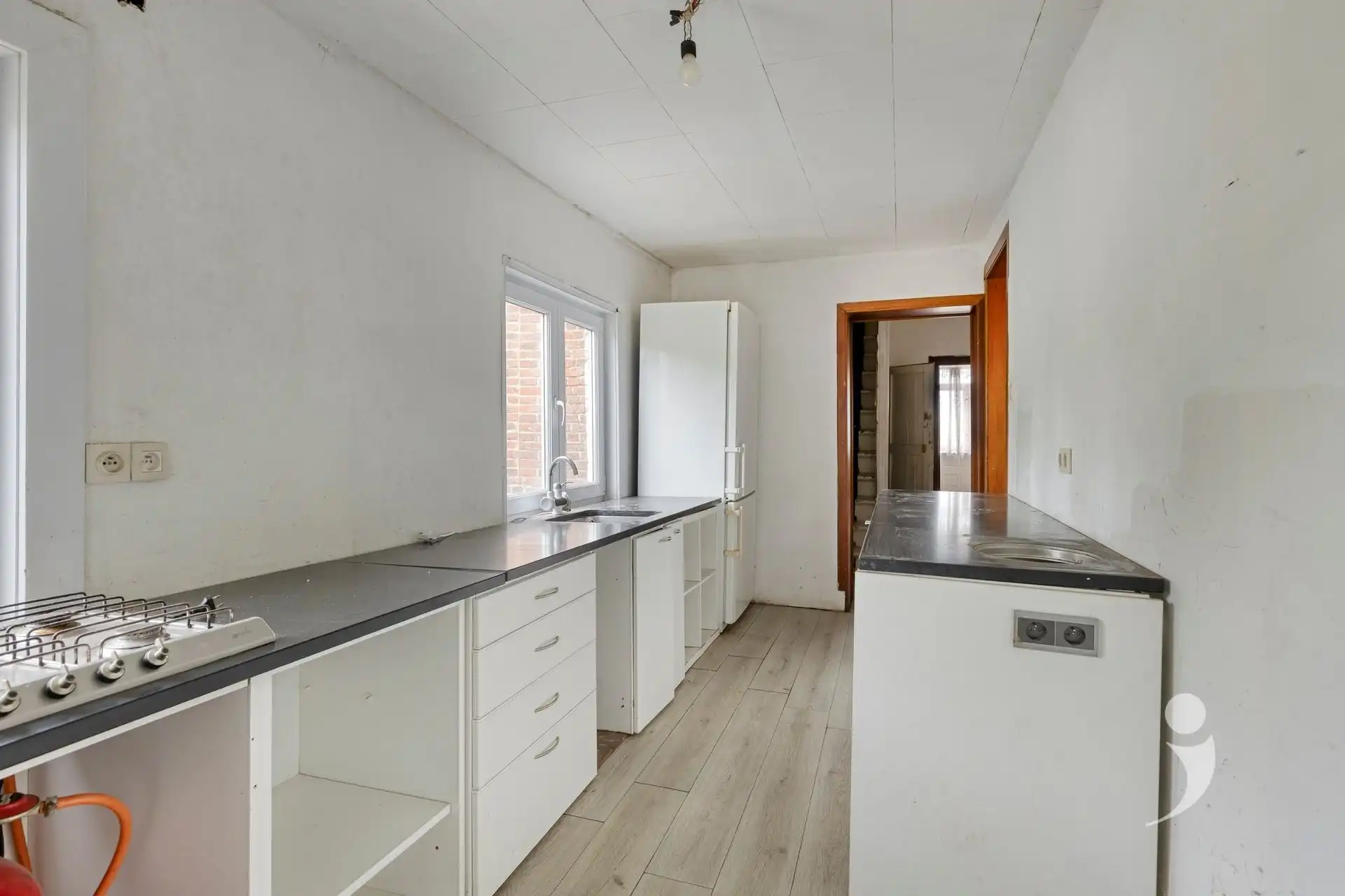 Ruime te renoveren woning met vergezicht foto 11