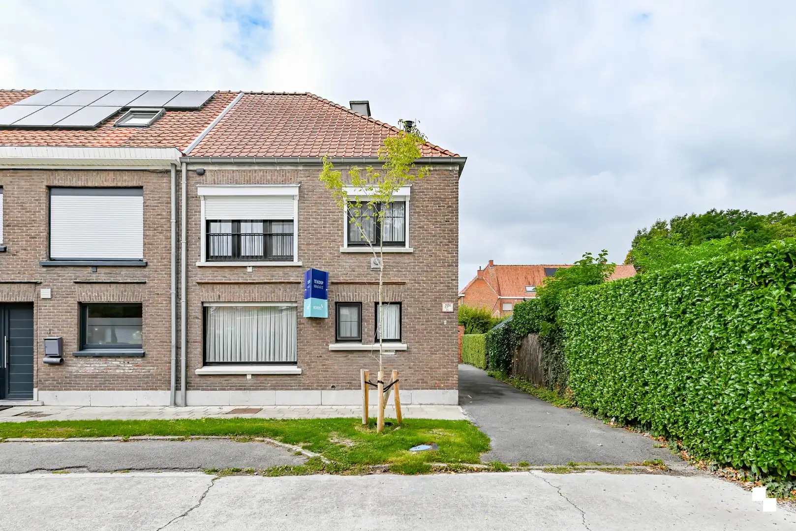 Gezellige, te moderniseren halfopen woning in rustige buurt te Izegem foto 2