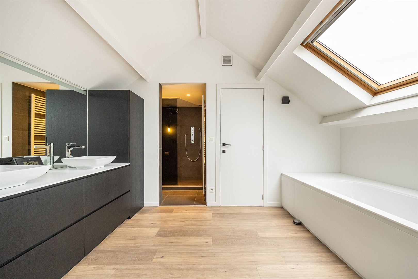 Ruime en sfeervolle OB te Heist-centrum! foto 21