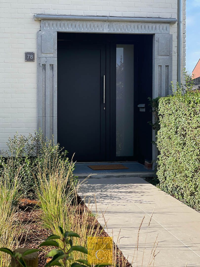 Zeer ruime en stijlvolle driegevelvilla met 3 a 4 slaapkamers, ruime garage van bijna 60m2, zonnepanelen en verzorgde tuin foto 2
