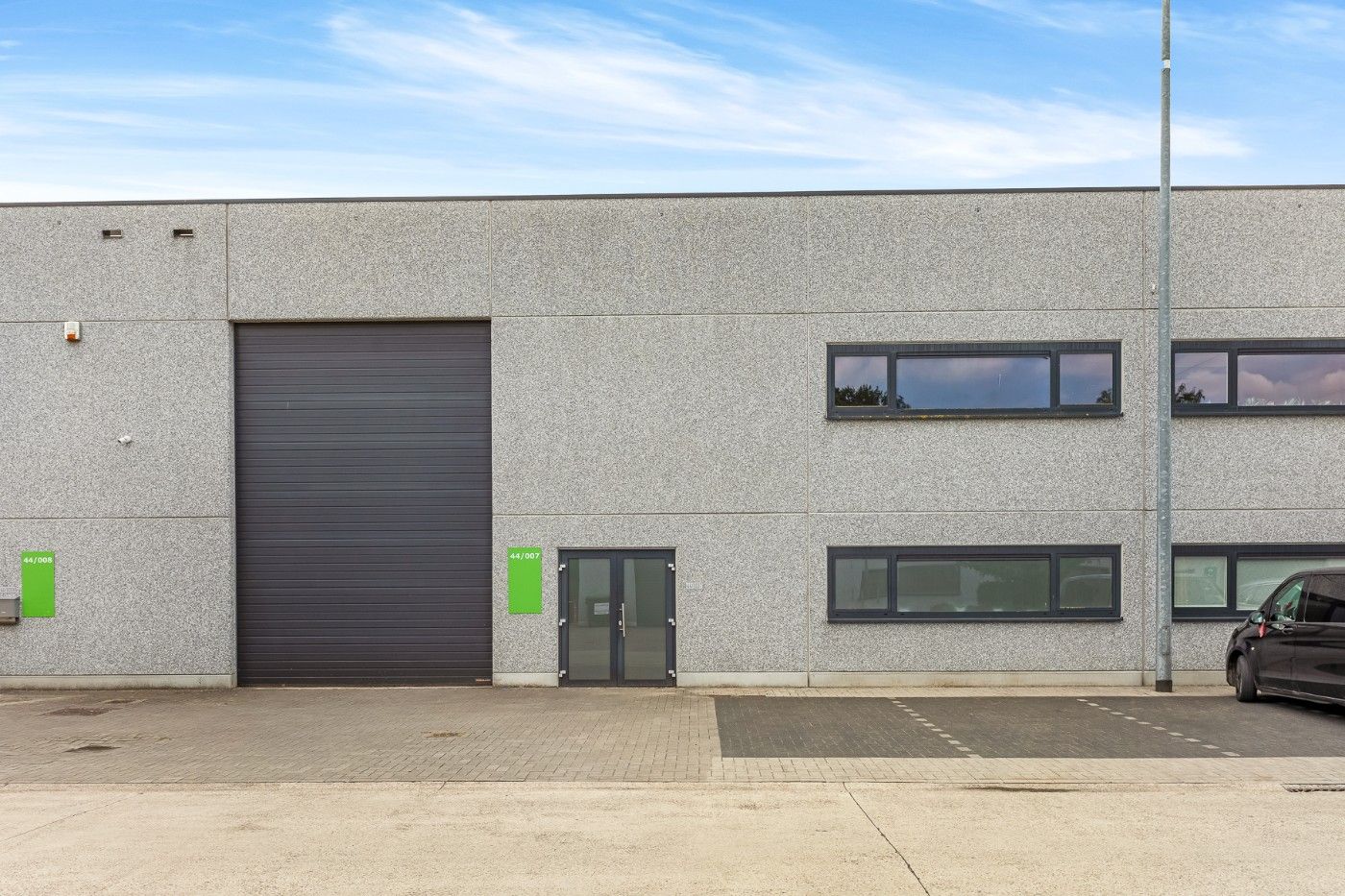 Ruim magazijn van 445m² in industriegebied van Kapellen foto {{pictureIndex}}