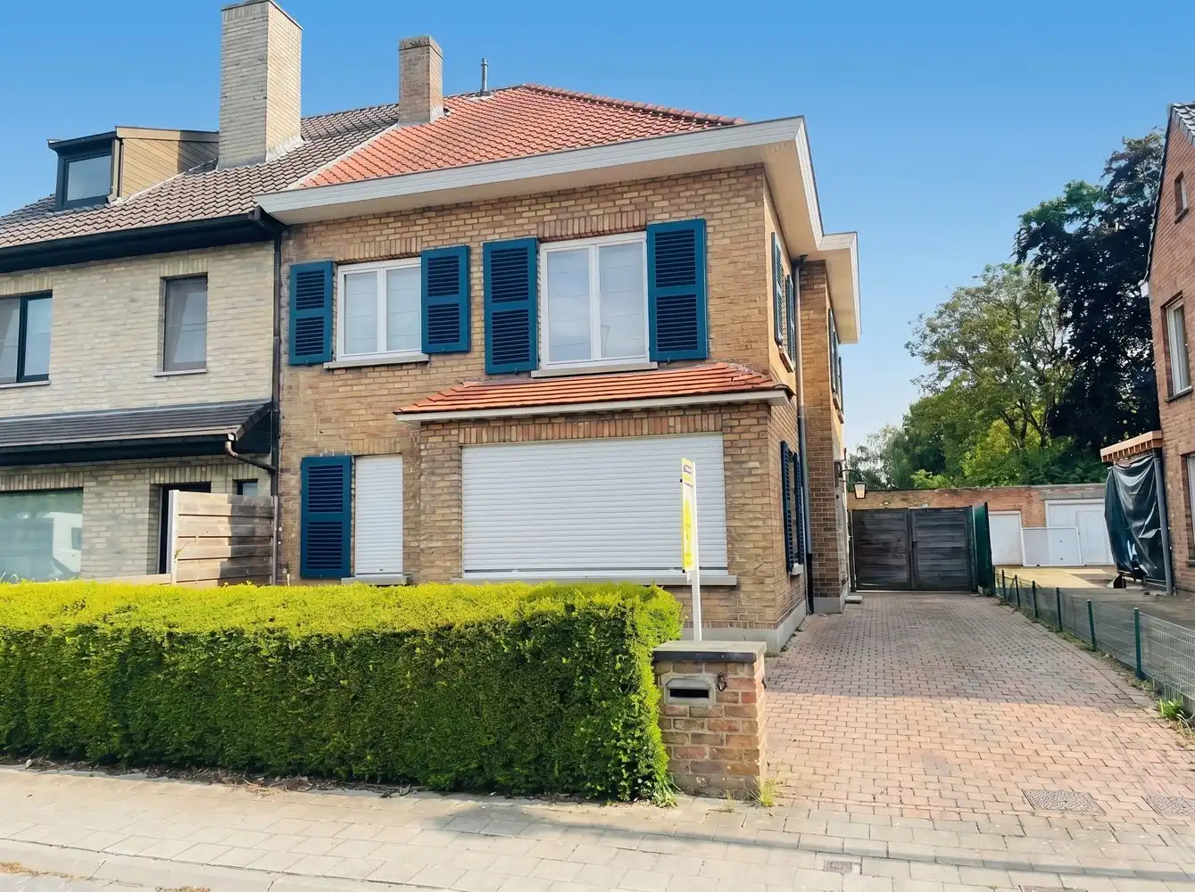 Assebroek INSTAPKLARE CHARMANTE GEZINSWONING, HALF-OPEN BEBOUWING met GROTE ZONNIGE TUIN, OPRIT en GARAGE foto {{pictureIndex}}