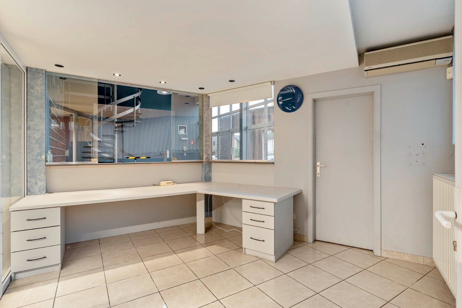 Bedrijfsgebouw met kantoren, magazijnen en woonst - groot 2580 m² foto 8