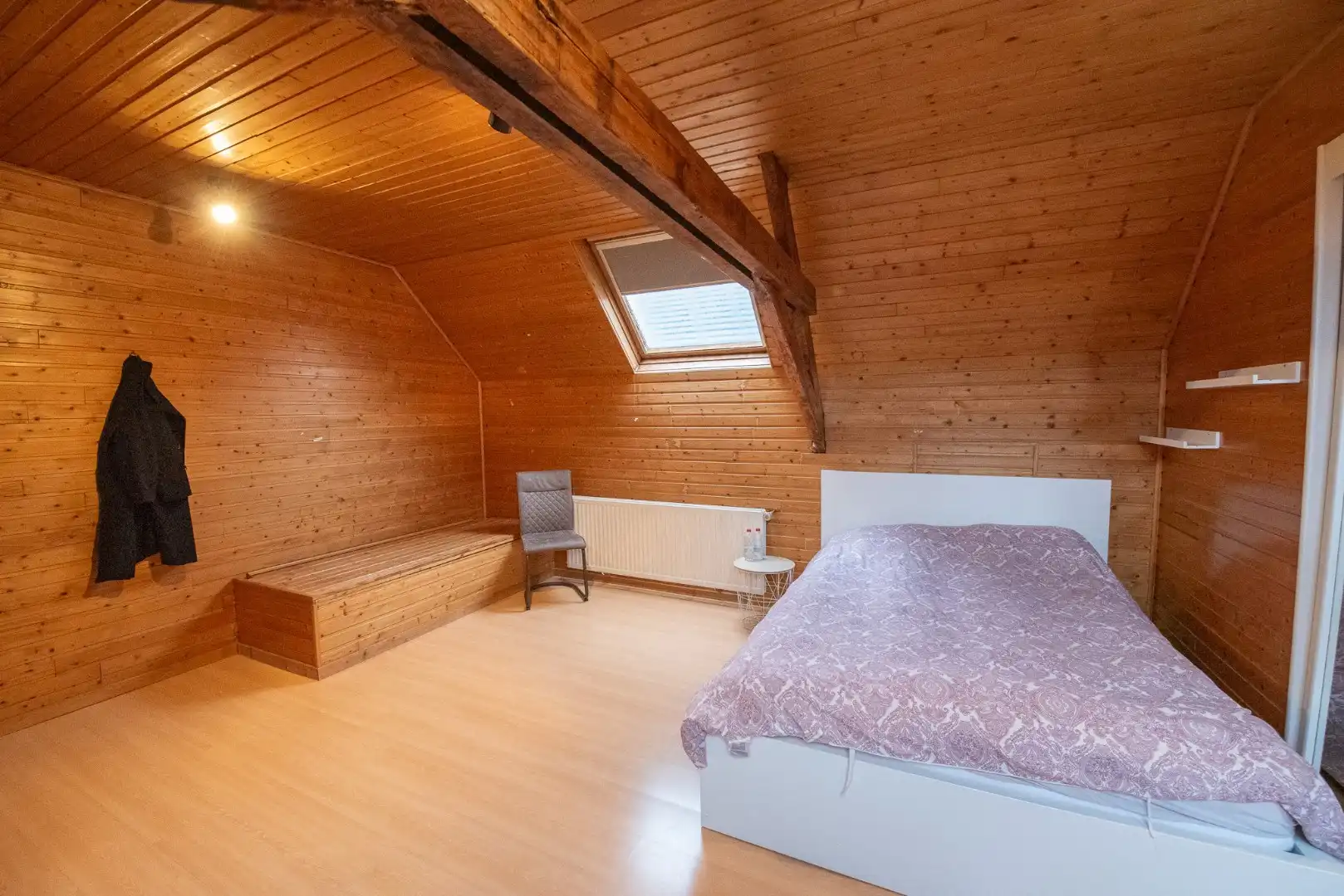 Instapklare hoekwoning met 2 garages 'TE KOOP' te Oeselgem. foto 21