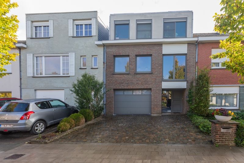 Residentieel gelegen (St- Pius-X wijk), ruime woning met 3 slaapkamers, bureau, ruime garage, gezellige tuin...(zonnepanelen, thuisbatterij, energielabel C...) foto {{pictureIndex}}