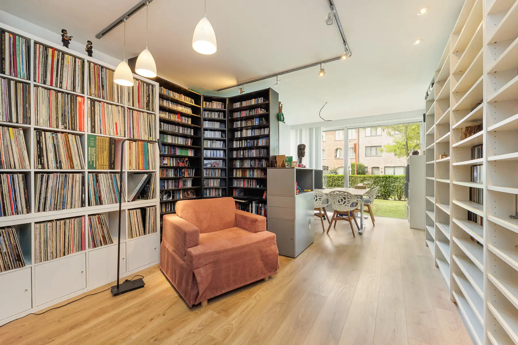 INSTAPKLAAR GELIJKVLOERS 2 SLAAPKAMER APPARTMENT + GARAGE foto 2