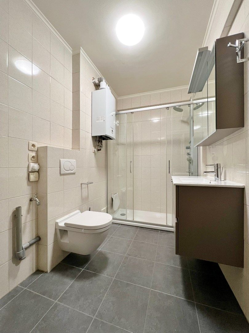 Ruime en goed onderhouden appartement met zicht op het Colaertplein. foto 8