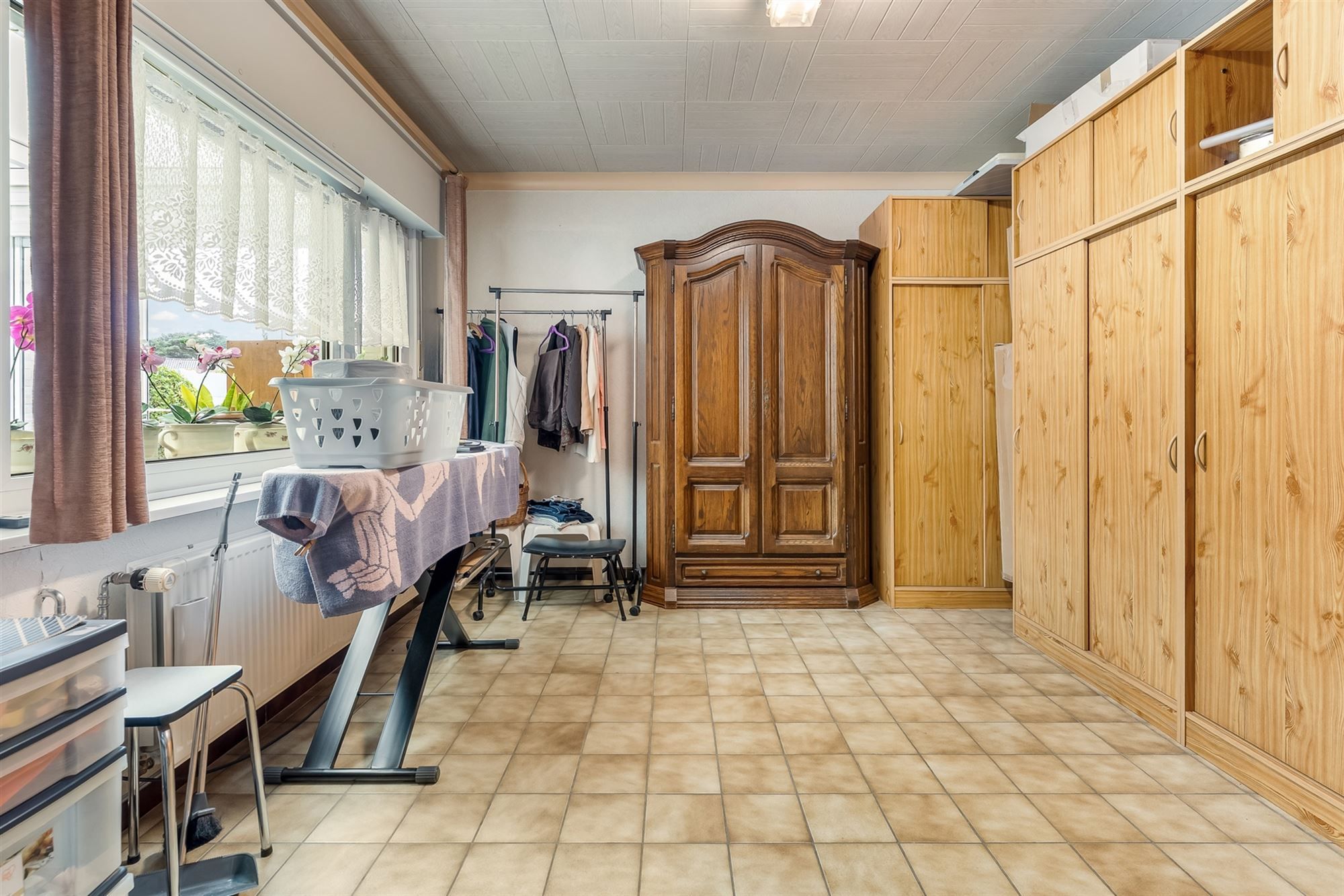 PERFECT ONDERHOUDEN WONING MET RUIME GARAGE EN BIJGEBOUW foto 12