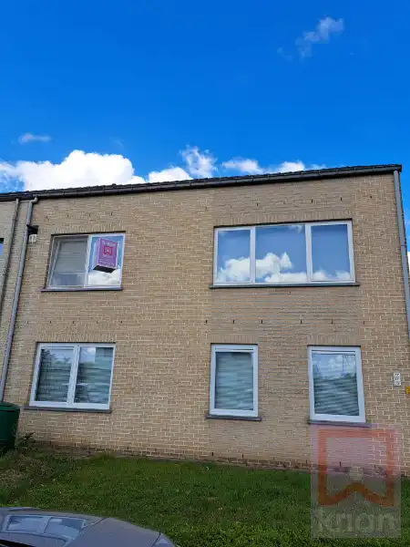 Ruim duplexapp met 3 slaapkamers, 2 auto staanplaatsen en tuin. foto {{pictureIndex}}