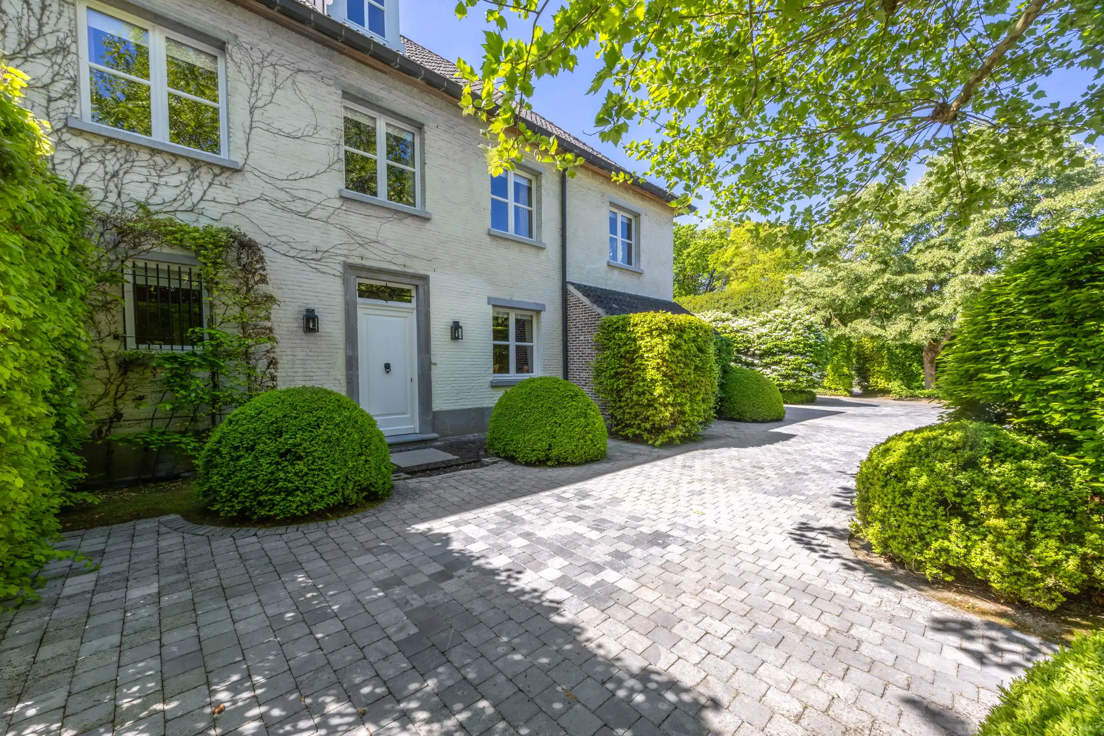 Statige luxevilla op royaal perceel van 3.877 m² met zwembad foto 6