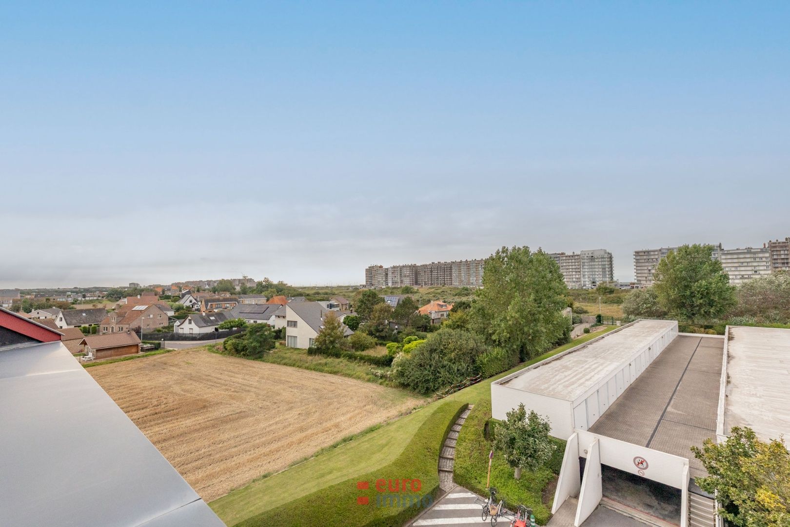 Hoofdfoto van de publicatie: Zalig gelegen appartement met 2 slaapkamers in een zéér rustig domein tussen Westende en Middelkerke, op 300m van de zee en het zandstrand.