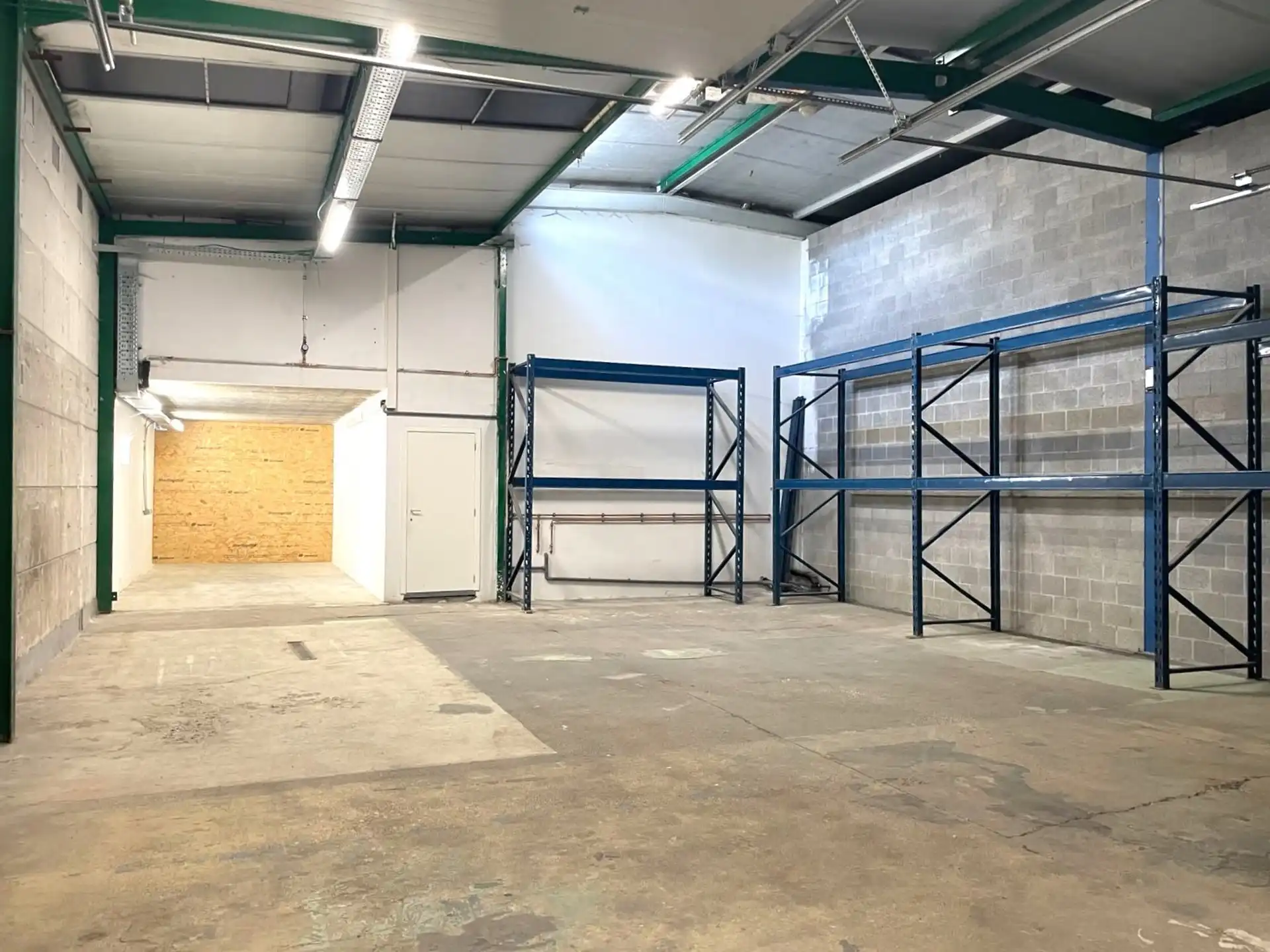 Goed gelegen magazijnen van 120 m² te Nijlen foto {{pictureIndex}}
