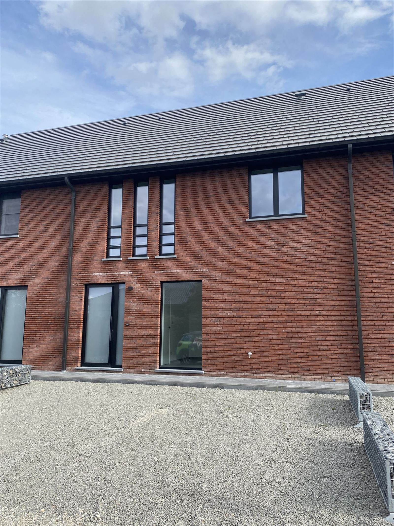 Ruime woning met 3 slaapkamers te huur foto {{pictureIndex}}