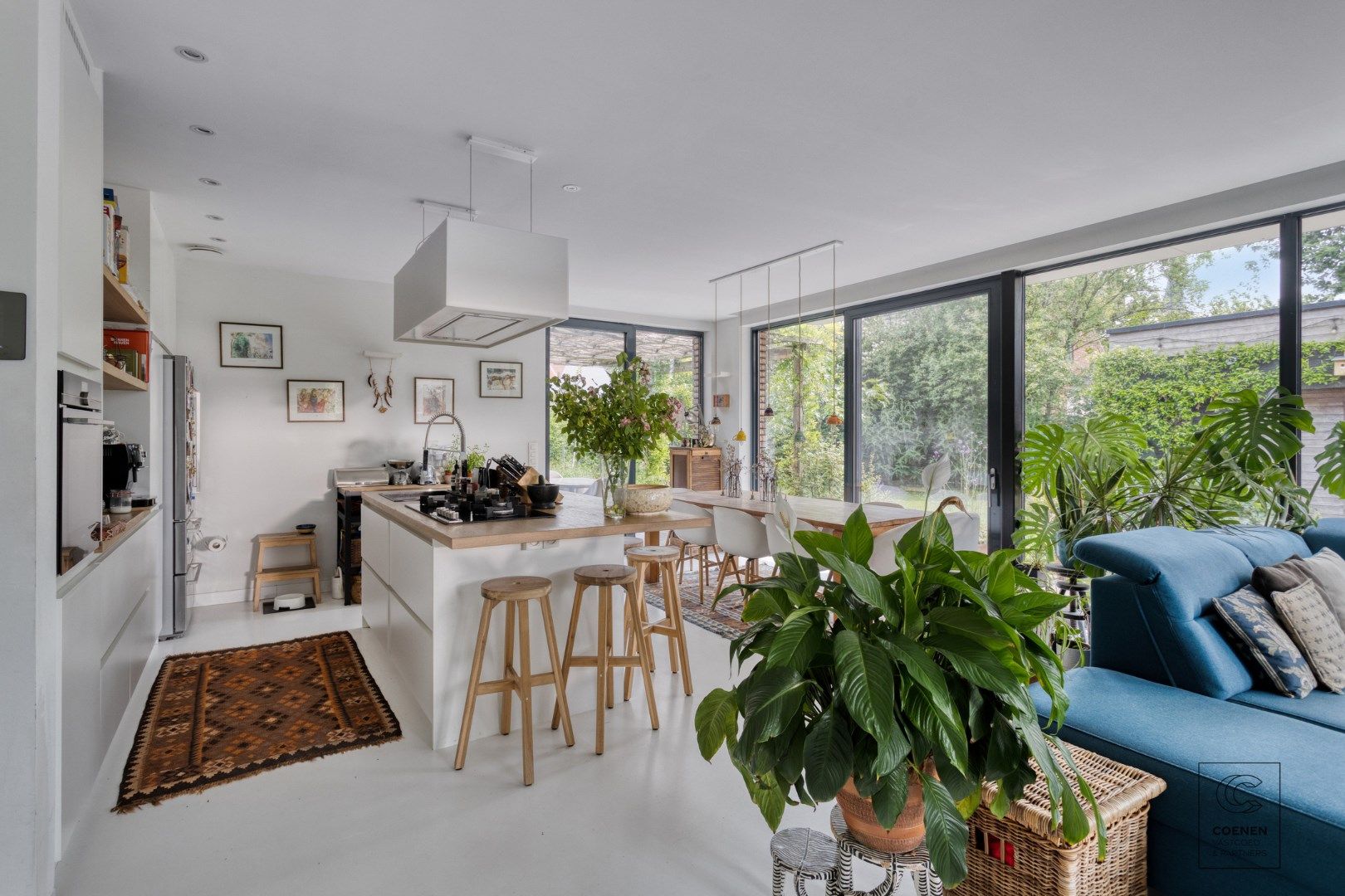 Prachtig, instapklare laagbouwwoning met 4 slaapkamer op een perceel van 995 m²! foto 4