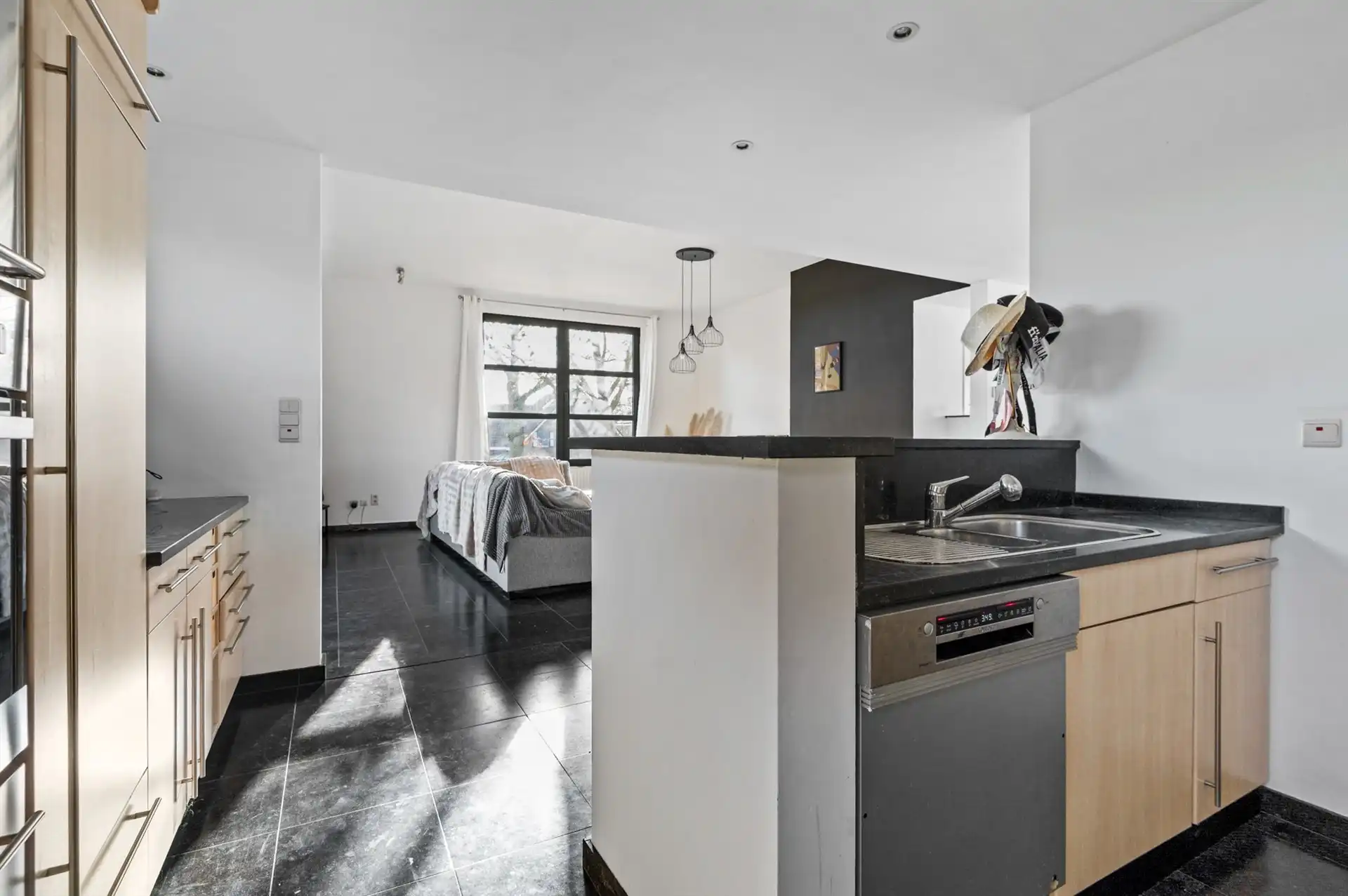 Handelspand met ruim appartement op een toplocatie in Sint-Gillis-Waas foto 15