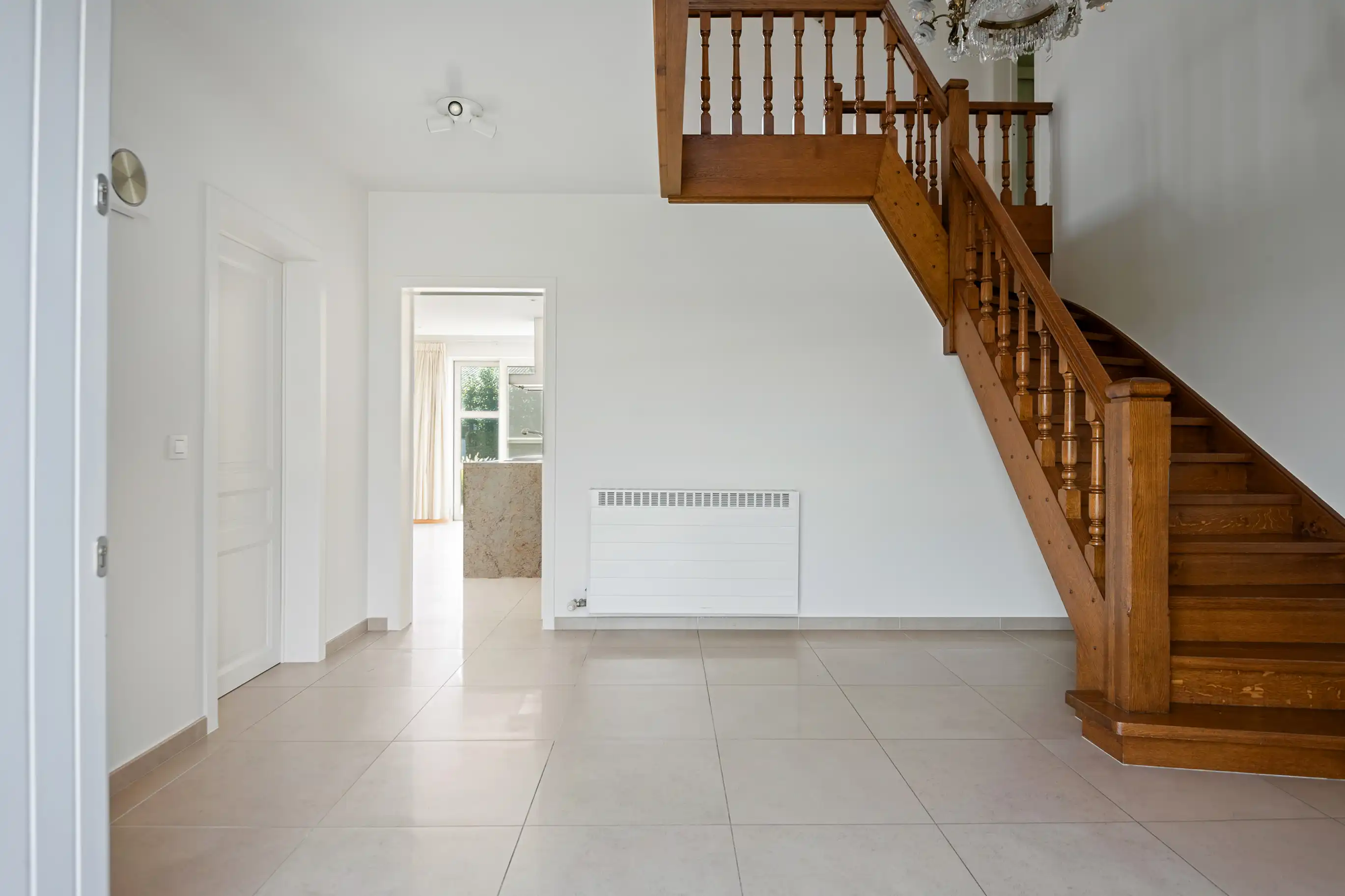 Tijdloze landbouwwoning met drie loodsen foto 9